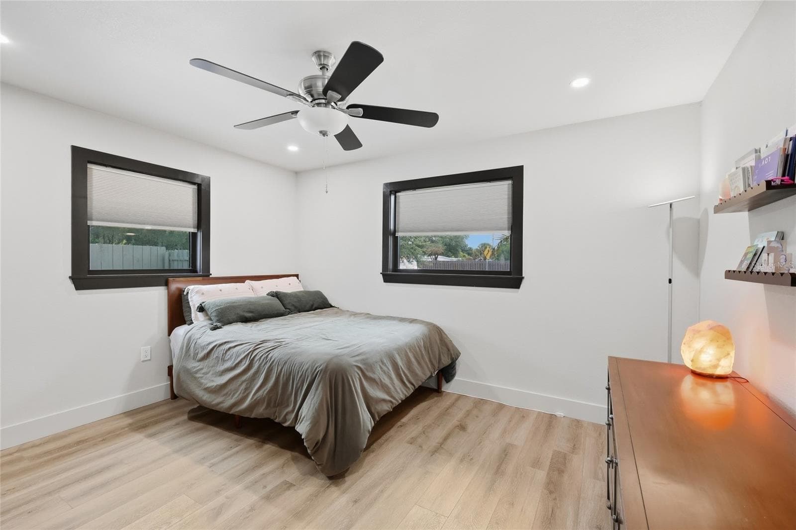 Spacious Primary bedroom with en-suite bathroom - 5055 LAHAINA DR, SARASOTA