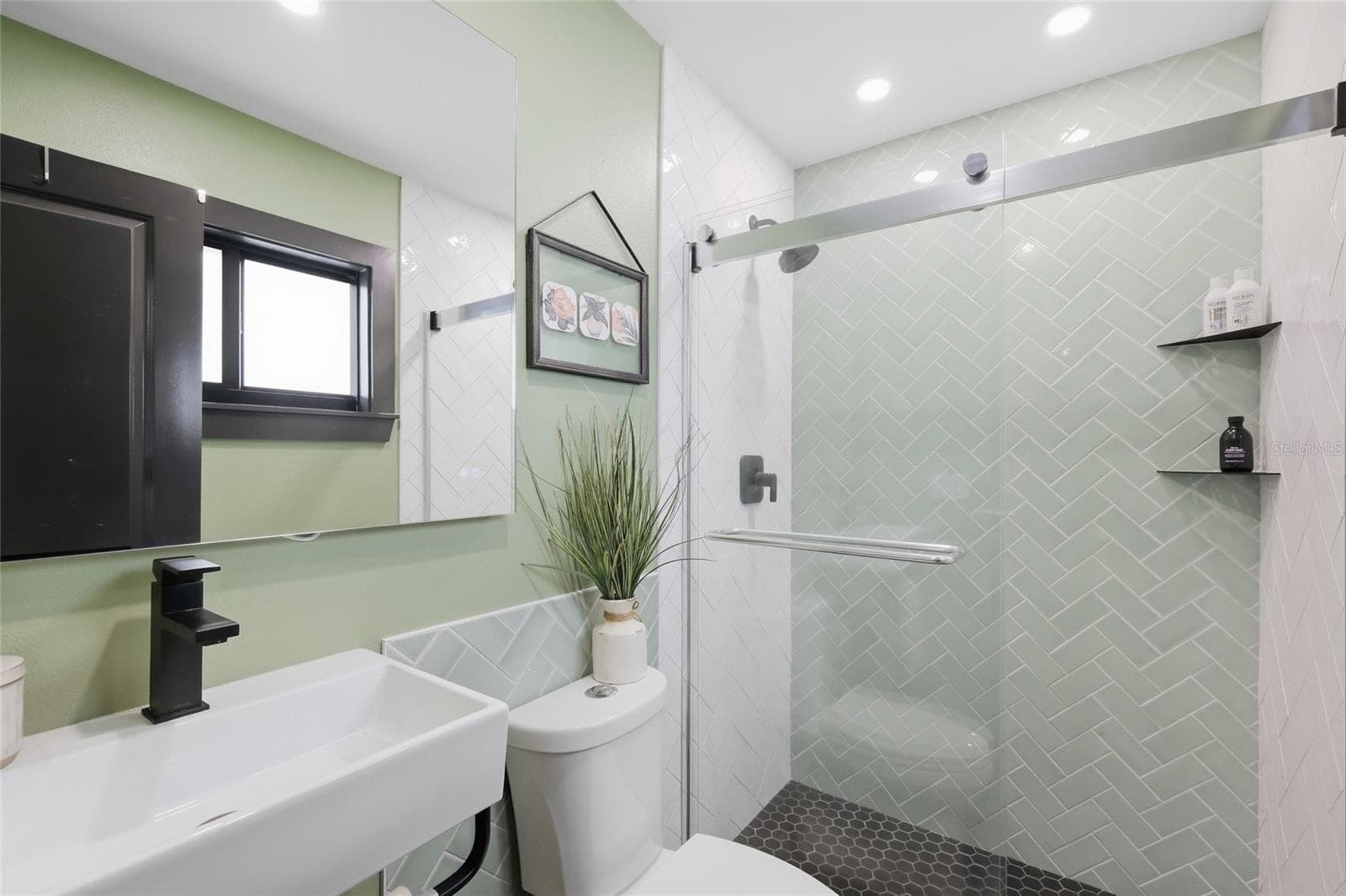 Updated primary, en-suite bathroom - 5055 LAHAINA DR, SARASOTA