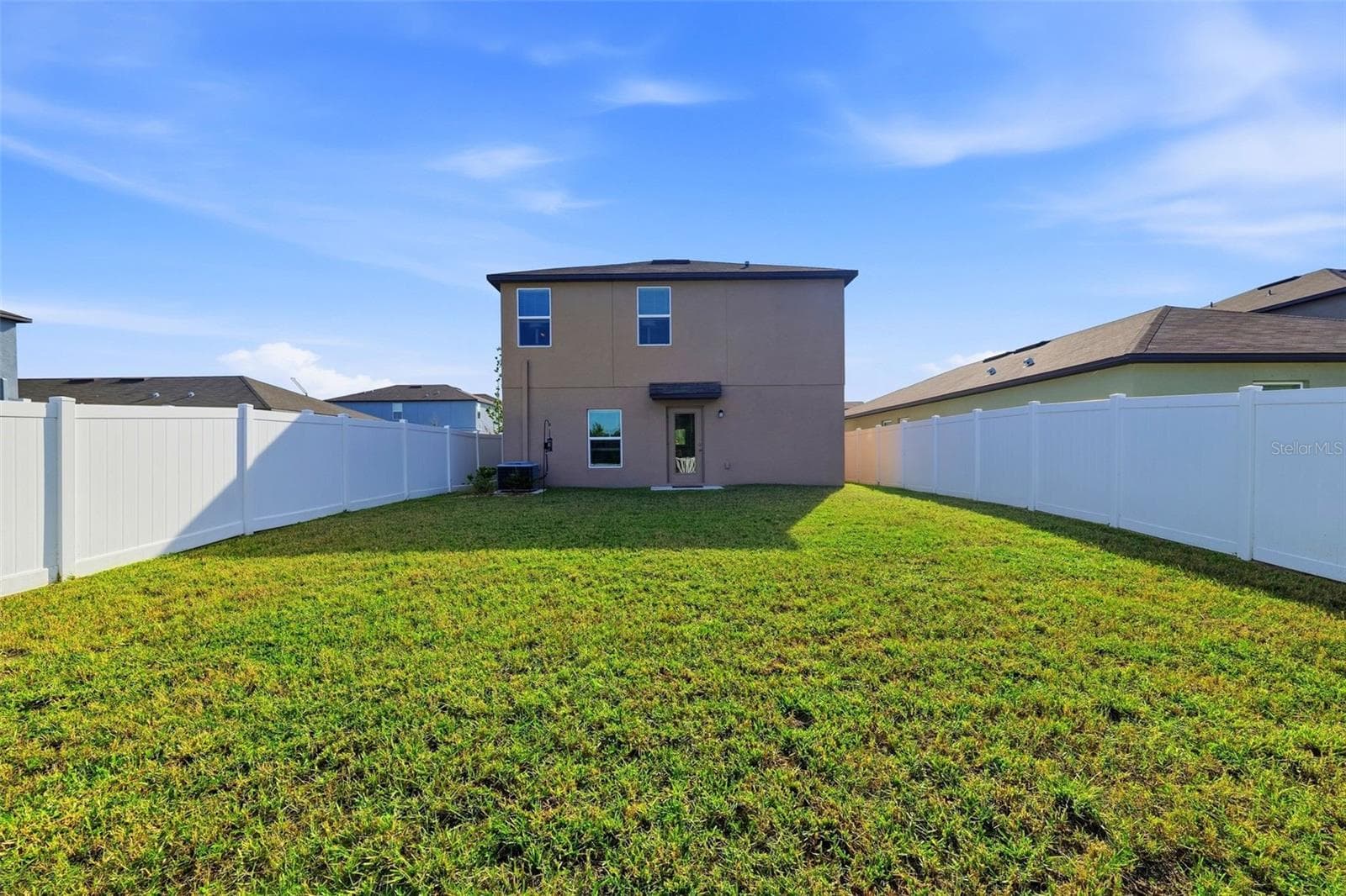 Large backyard with new vinyl fencing - 10323 POSEIDON WAY, RIVERVIEW