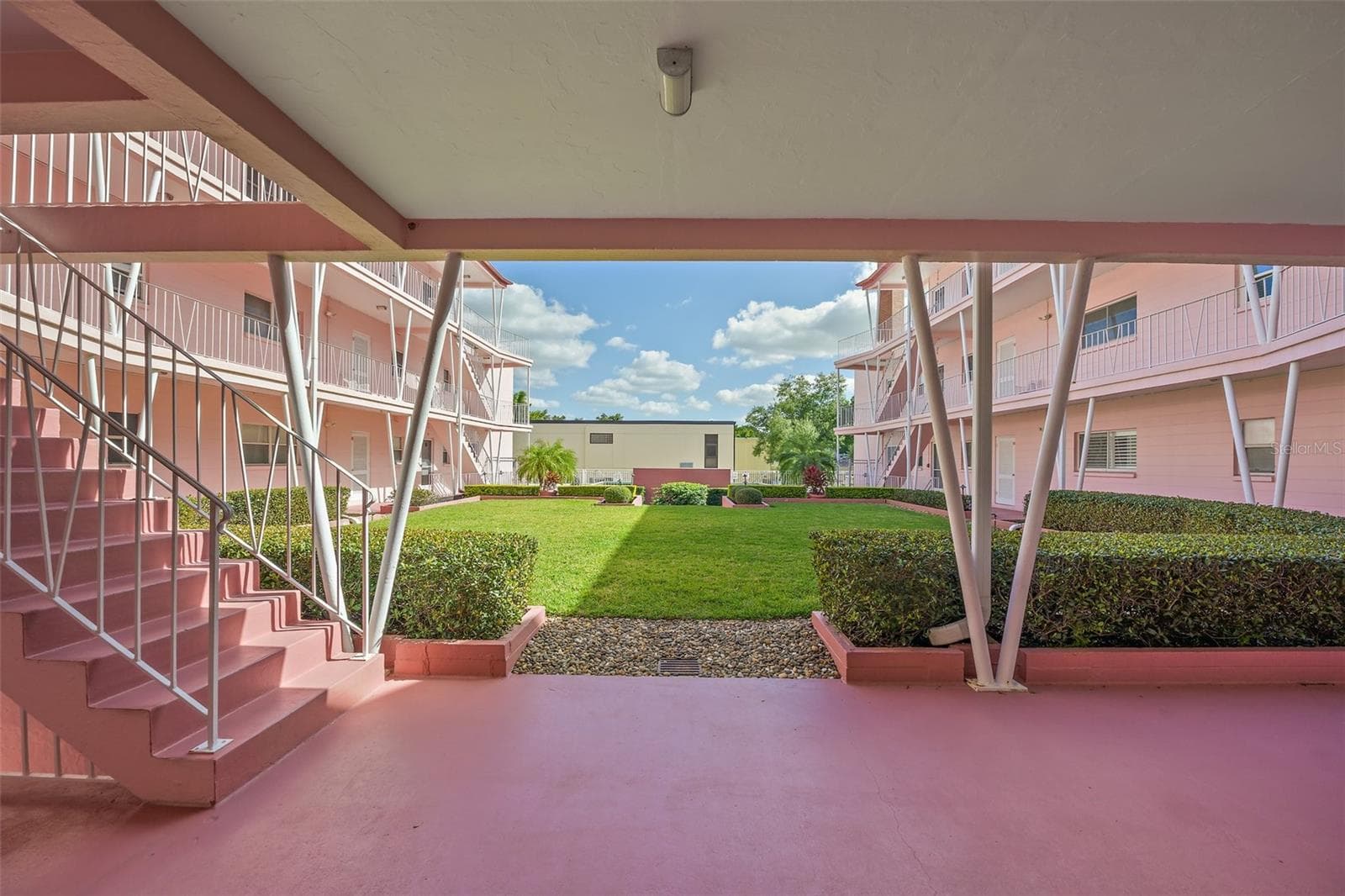 Courtyard and grass area within building - 640 N PARK AVE #3, WINTER PARK