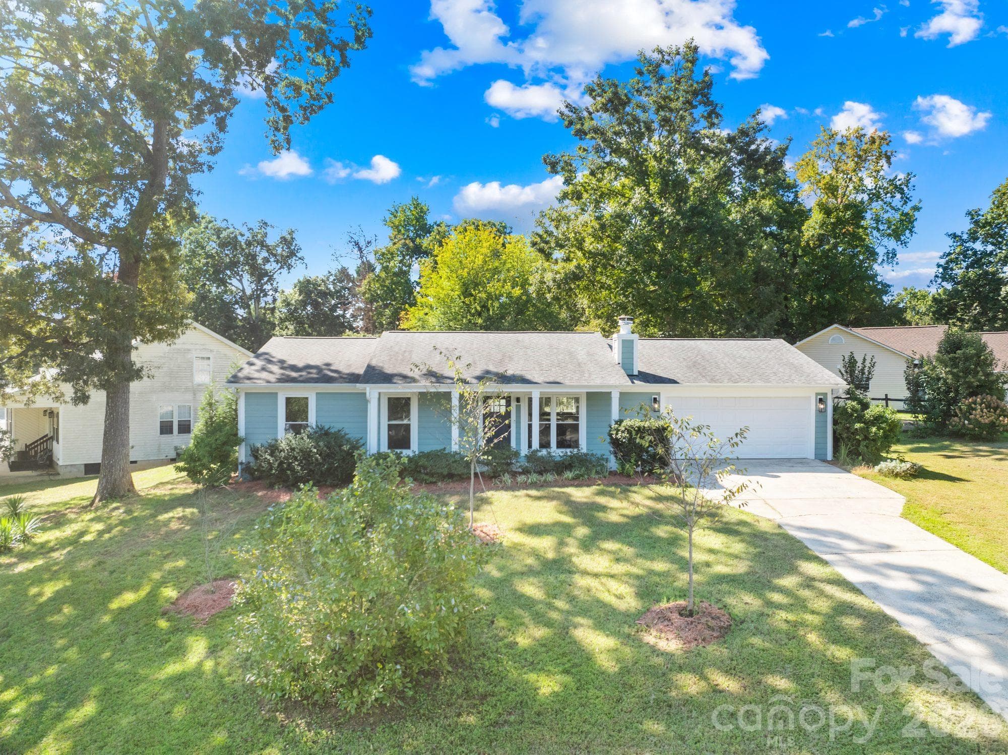 Landscaped front yard and concrete driveway in the Vernedale Farms neighborhood, Charlotte, NC 28212 - 4900 Cricklewood Lane, Charlotte