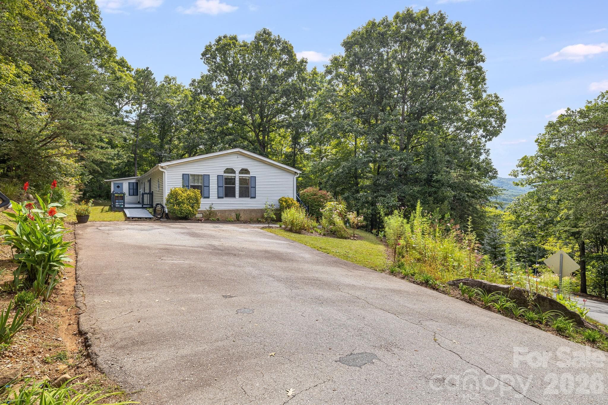 Single Family Residence at 75 Cliffview Drive, Asheville, photo 4 of 41