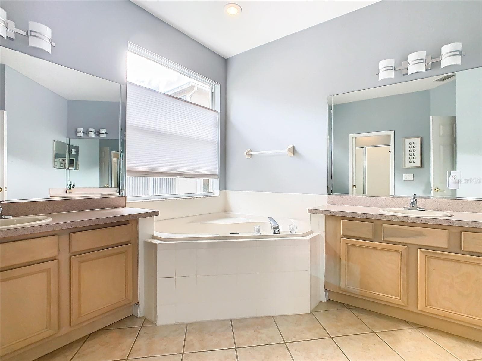 Master Bath - 304 CALABAY PARC BLVD, DAVENPORT