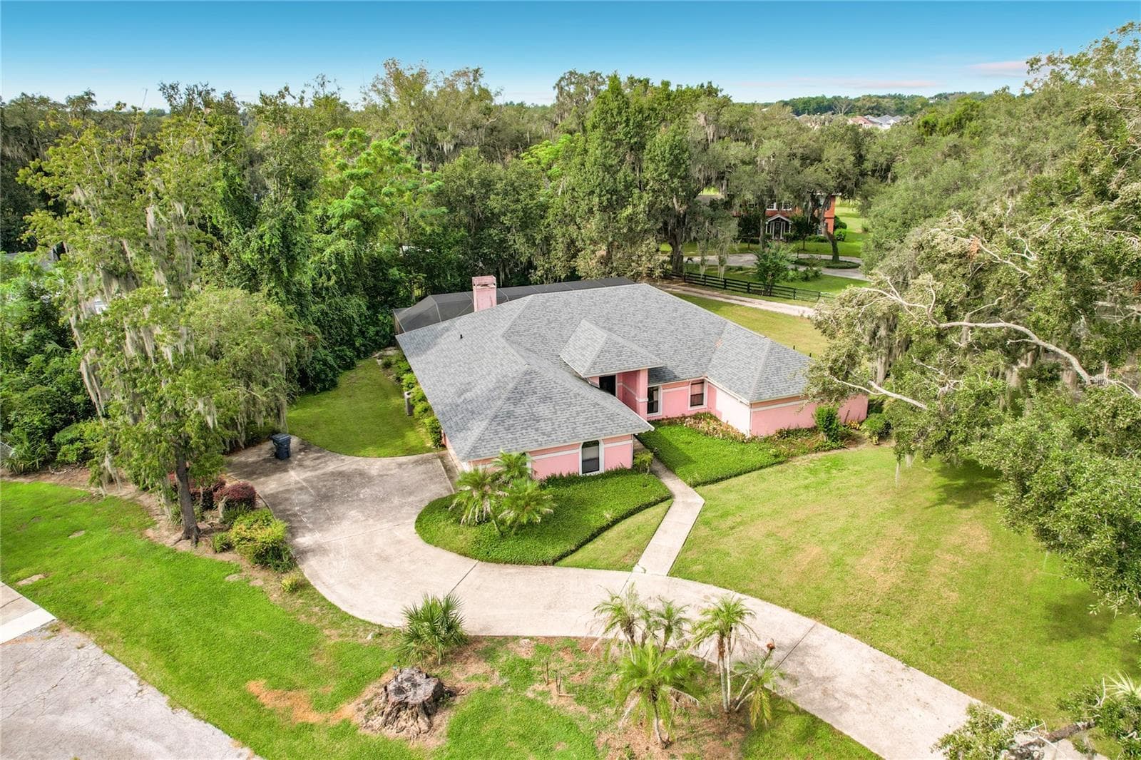Extra long driveway leading to side entry garage - 3305 IMPERIAL LN, LAKELAND