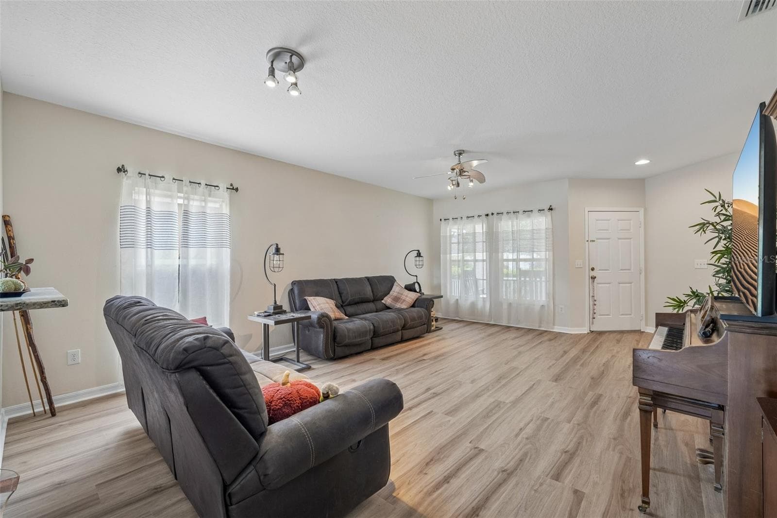 Single Family Residence at 6527 BRIDGECREST DR, LITHIA, photo 6 of 36