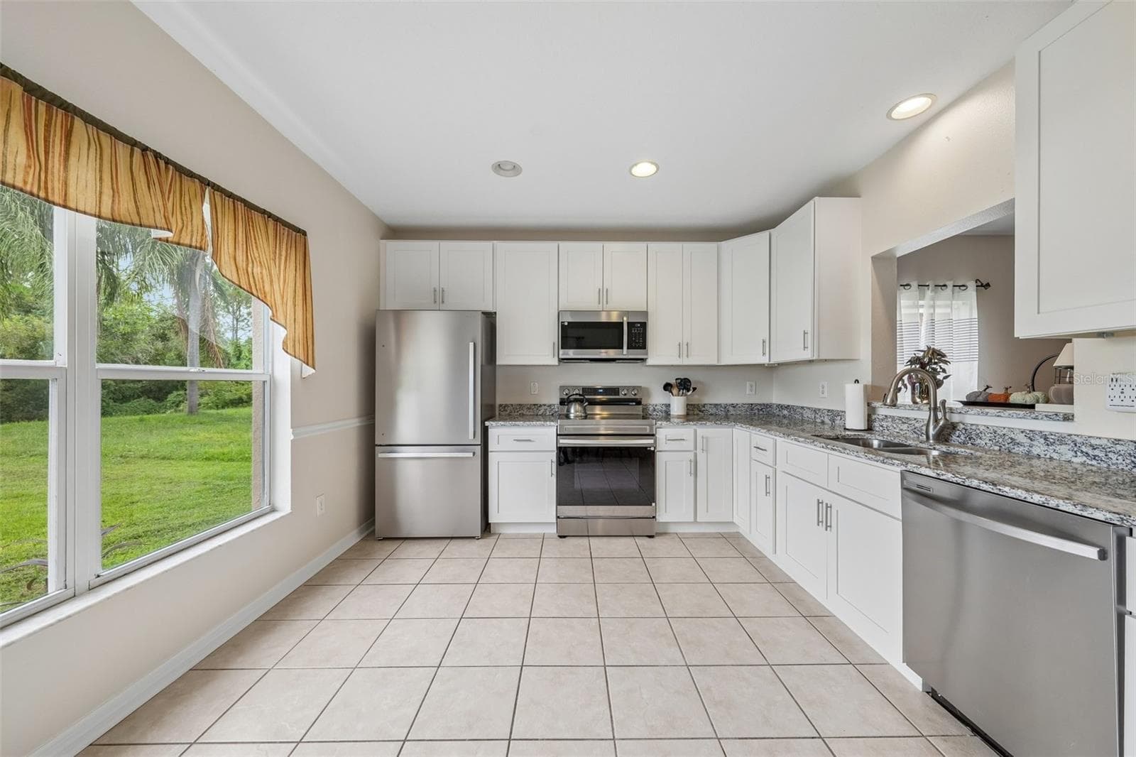 Single Family Residence at 6527 BRIDGECREST DR, LITHIA, photo 11 of 36