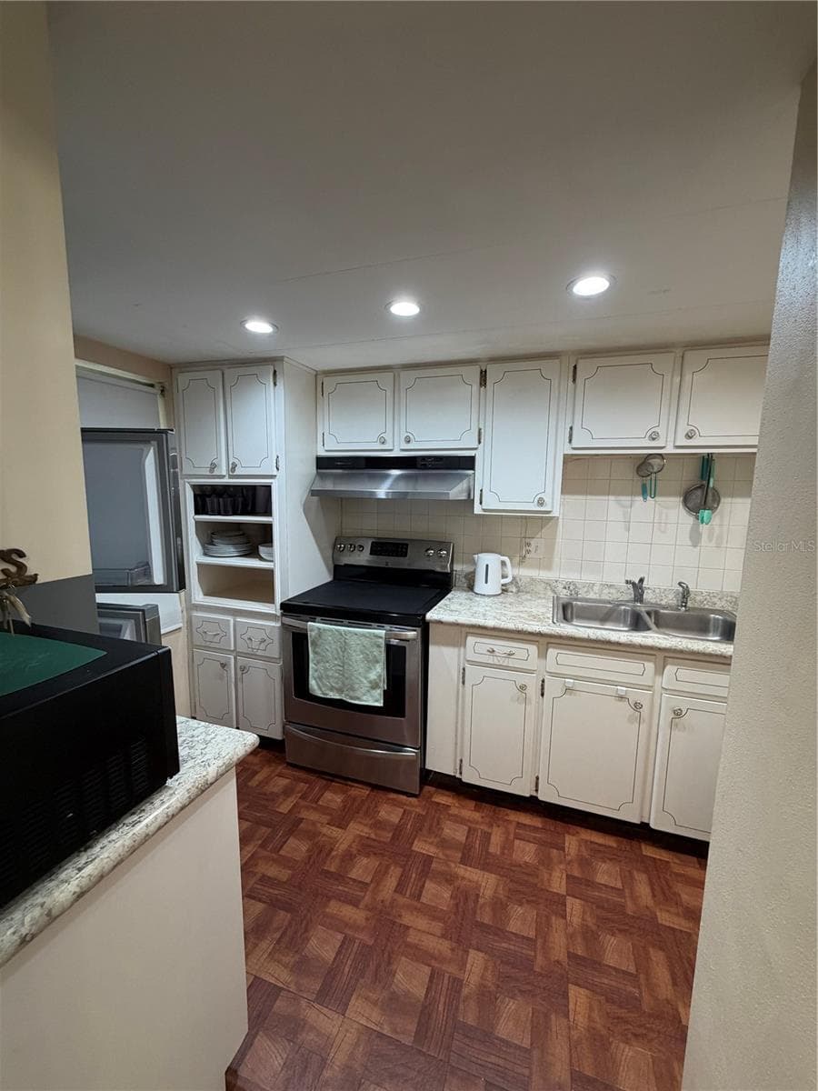 Condominium at 200 GLENNES LN #114, DUNEDIN, photo 8 of 39