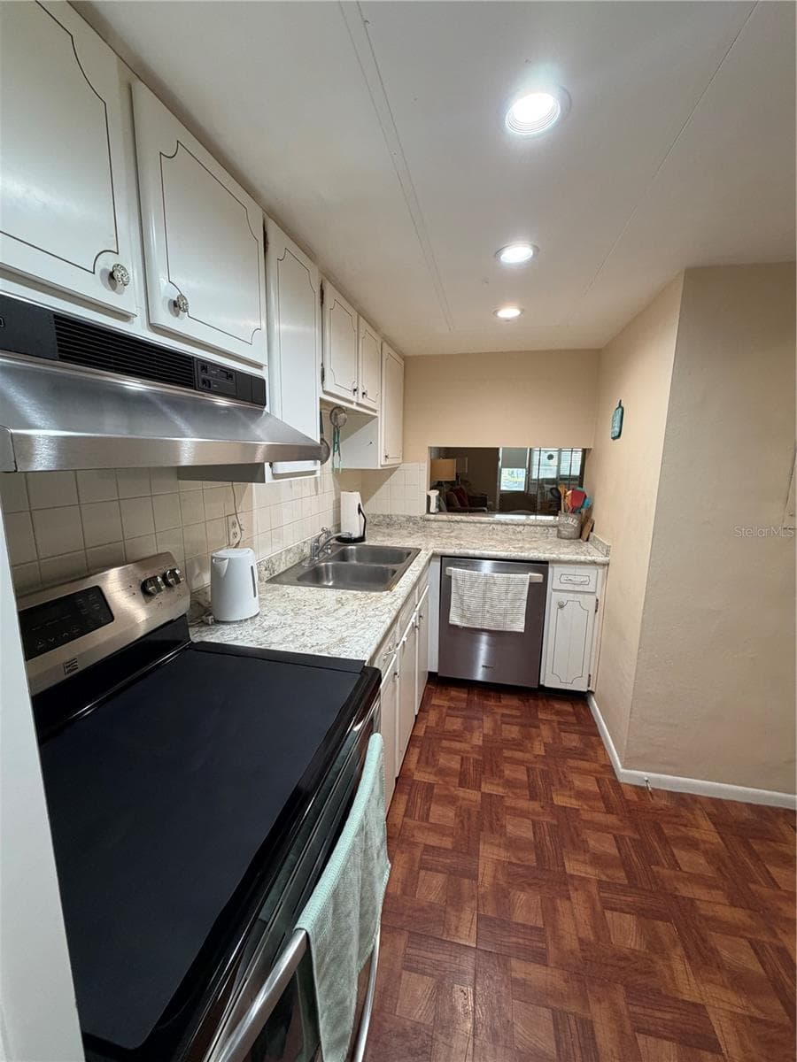Condominium at 200 GLENNES LN #114, DUNEDIN, photo 9 of 39