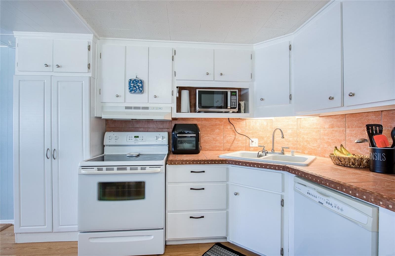 Kitchen - 18675 US HIGHWAY 19 N #328, CLEARWATER