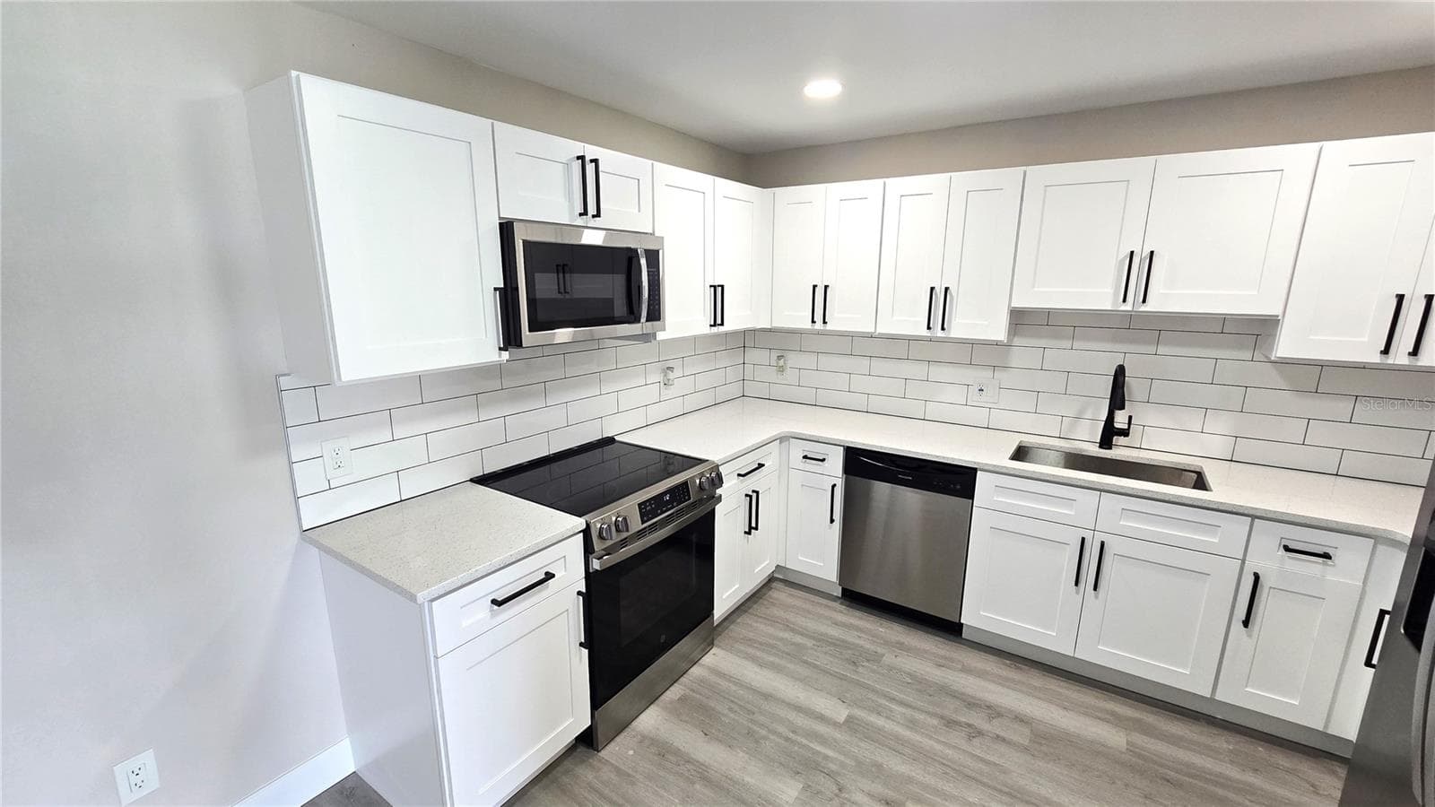 Kitchen - 605 JAMESON DR, ORANGE CITY