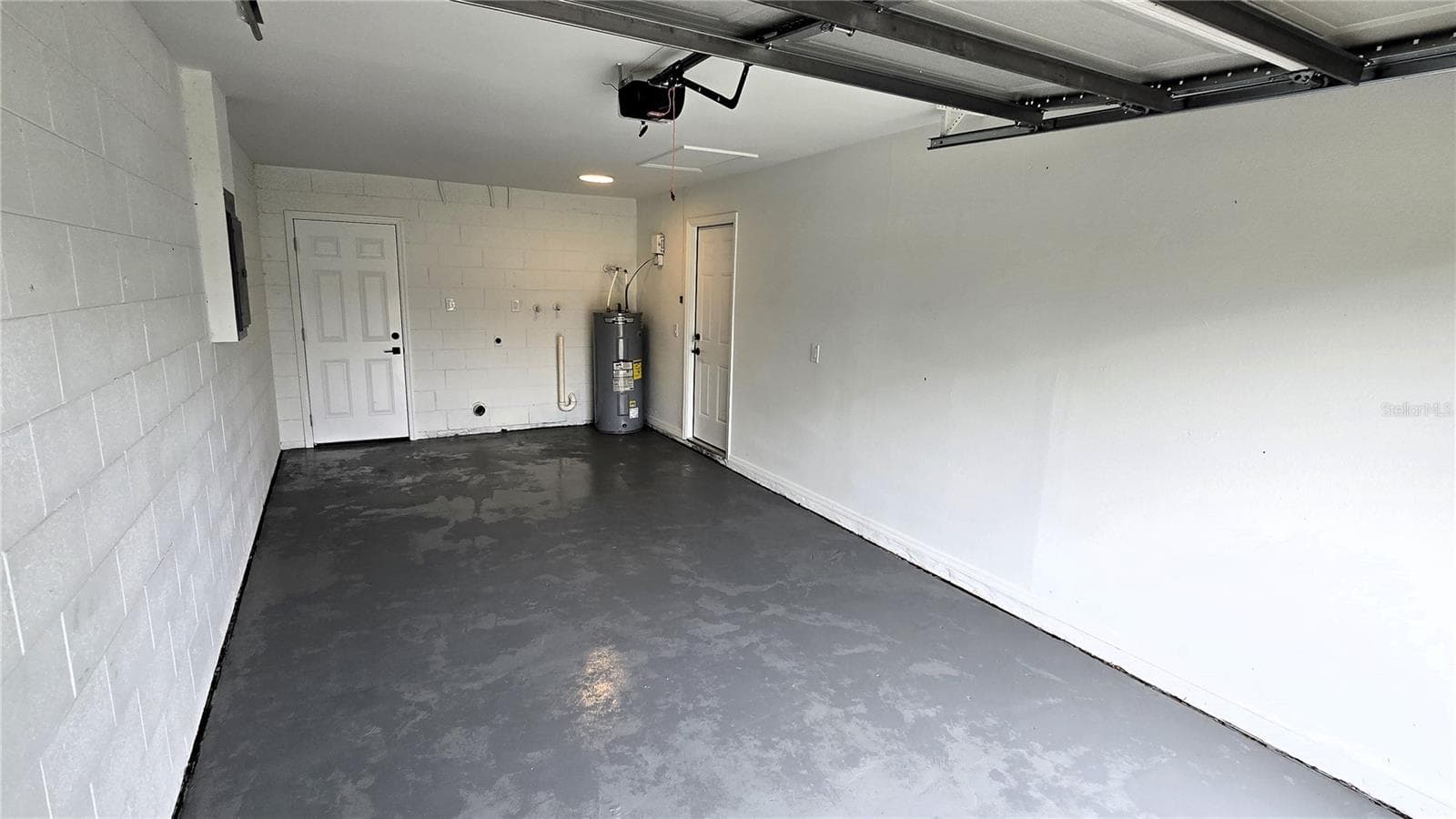 Garage - 605 JAMESON DR, ORANGE CITY