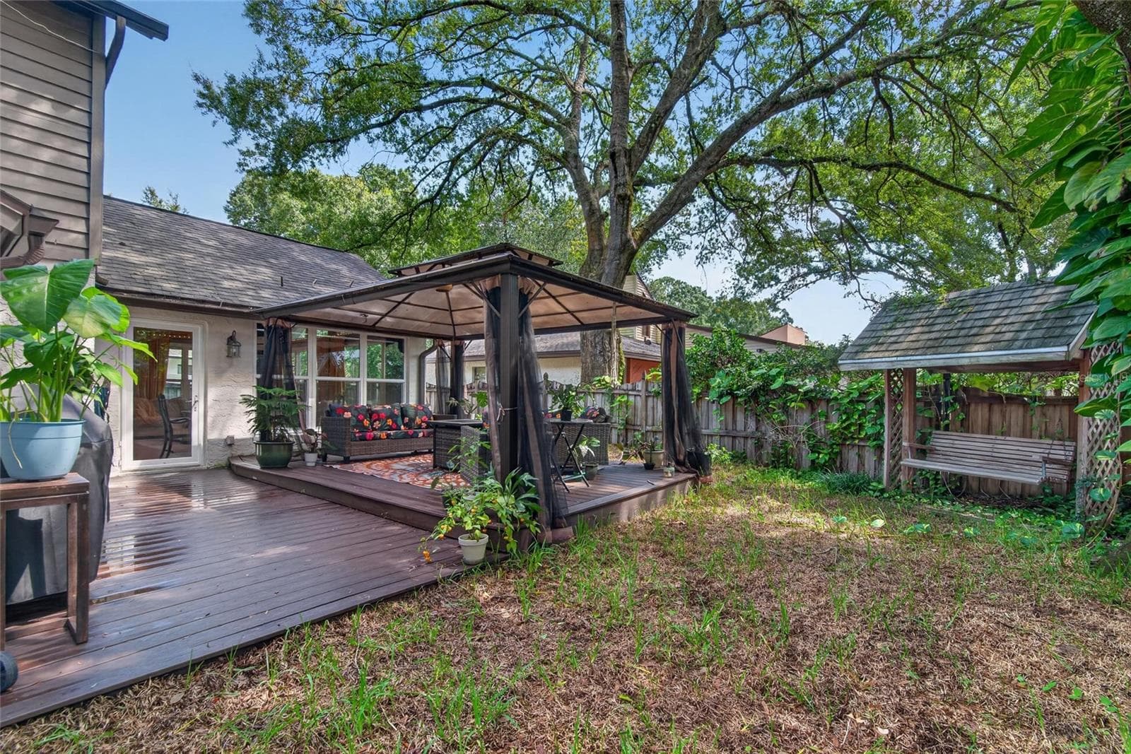 Backyard Gazebo - 3721 VILLAGE ESTATES PL, TAMPA