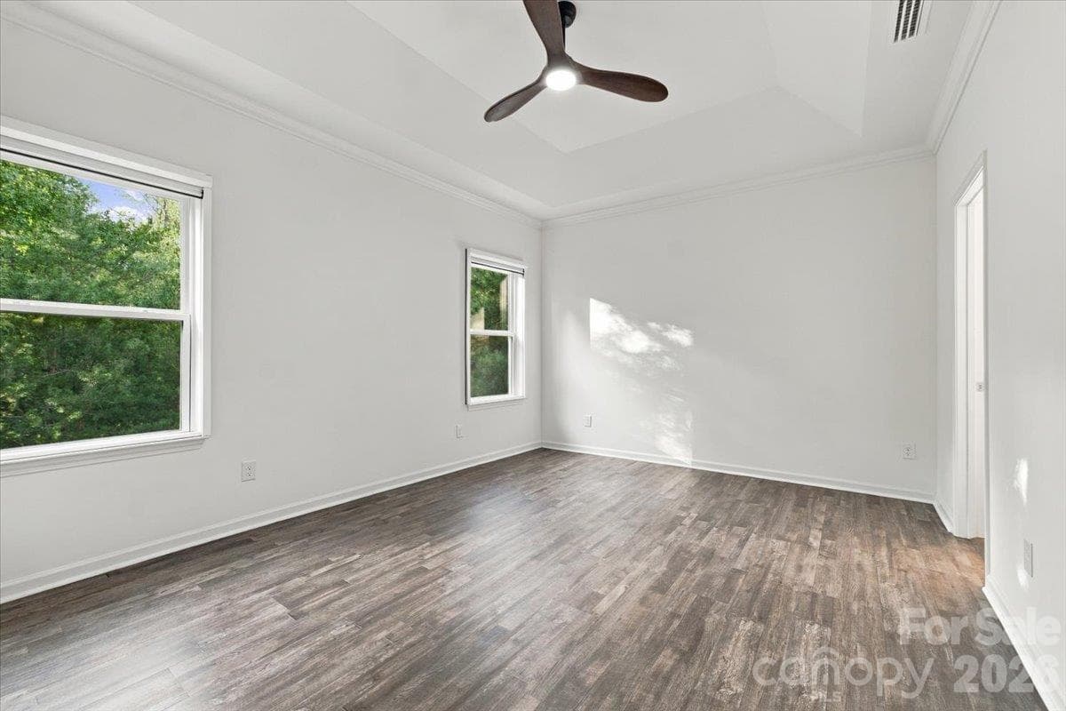Primary bedroom feature complete black out shade - 24550 Blue Heron Circle, Lancaster