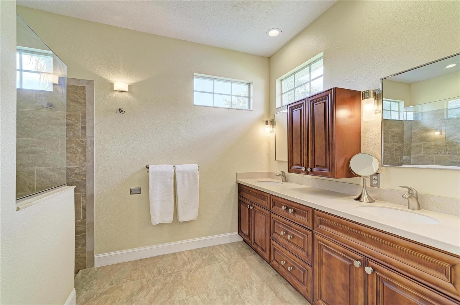 Single Family Residence at 12105 BEEFLOWER DR, LAKEWOOD RANCH, photo 19 of 41