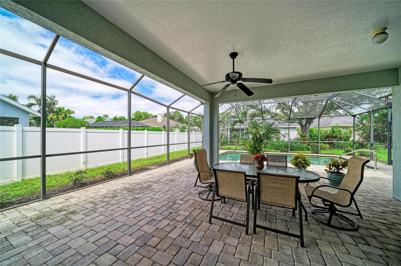 Single Family Residence at 12105 BEEFLOWER DR, LAKEWOOD RANCH, photo 29 of 41