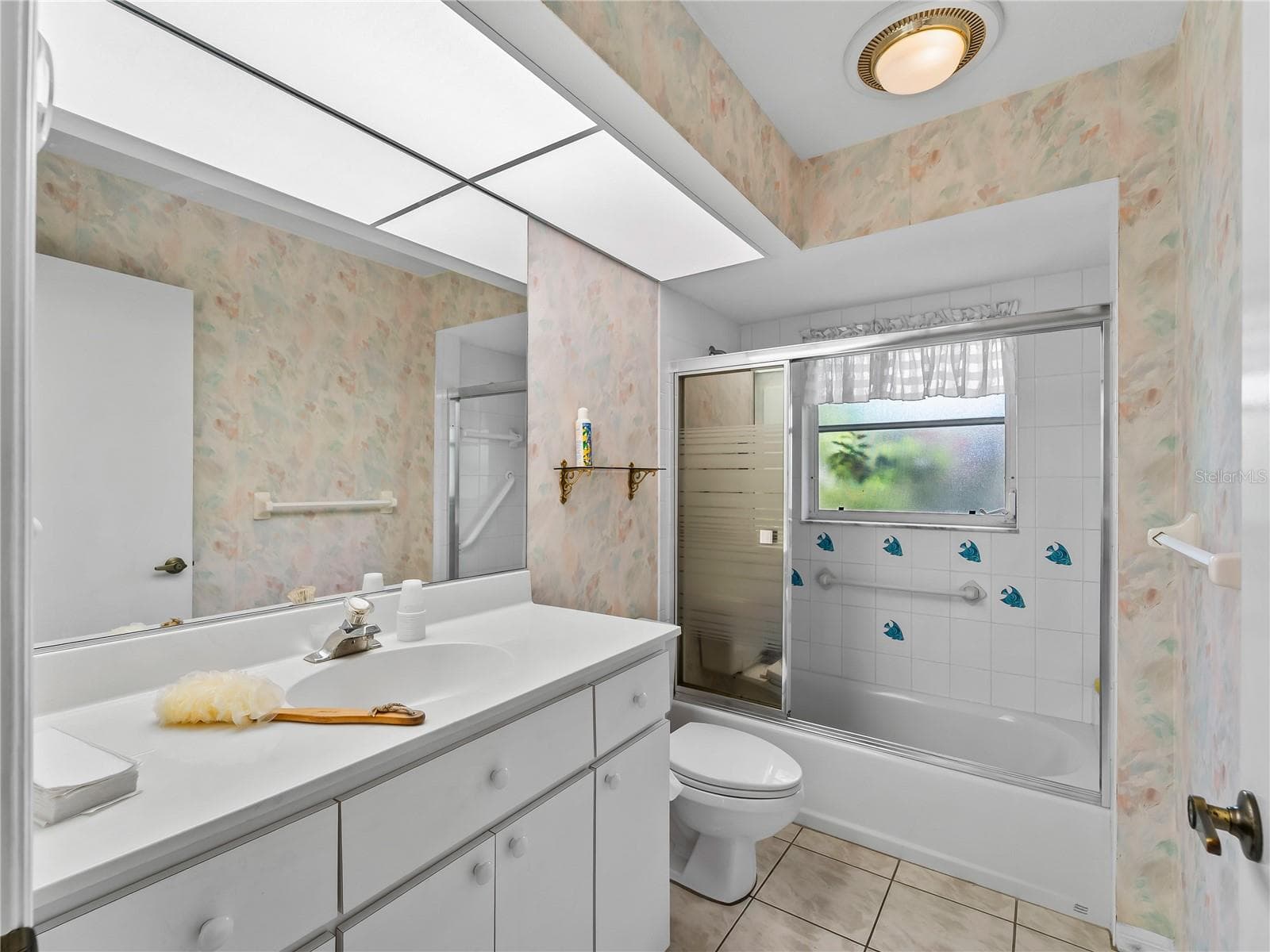 Bath_134TocopillaStreet_PuntaGorda_DoubleVanity_Daylight.jpg - 134 TOCOPILLA ST, PUNTA GORDA
