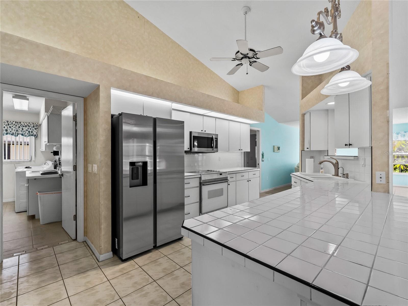 Kitchen_134TocopillaStreet_PuntaGorda_QuartzIsland_Corner.jpg - 134 TOCOPILLA ST, PUNTA GORDA