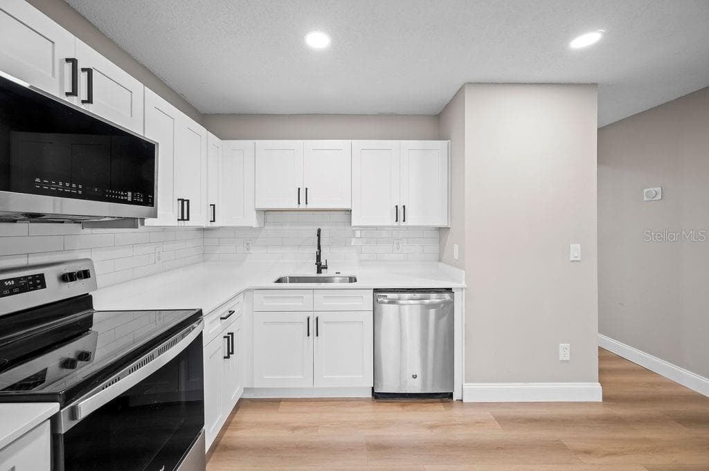 Condominium at 824 W 25TH ST, SANFORD, photo 6 of 24