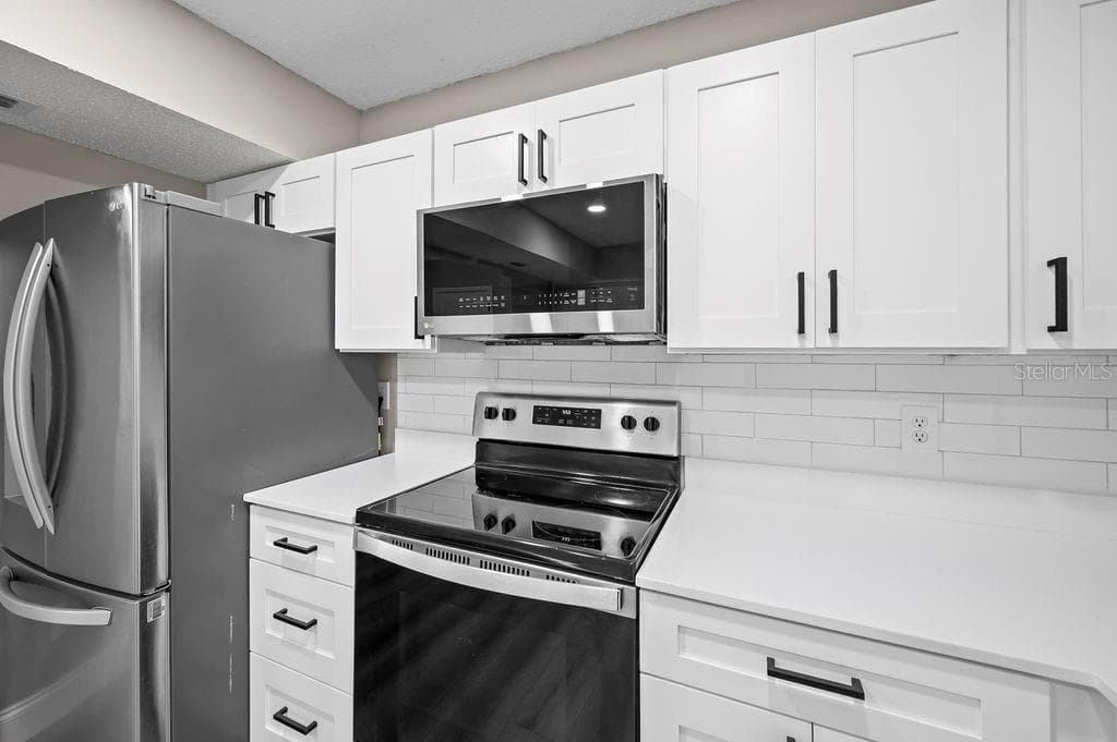 Condominium at 824 W 25TH ST, SANFORD, photo 9 of 24