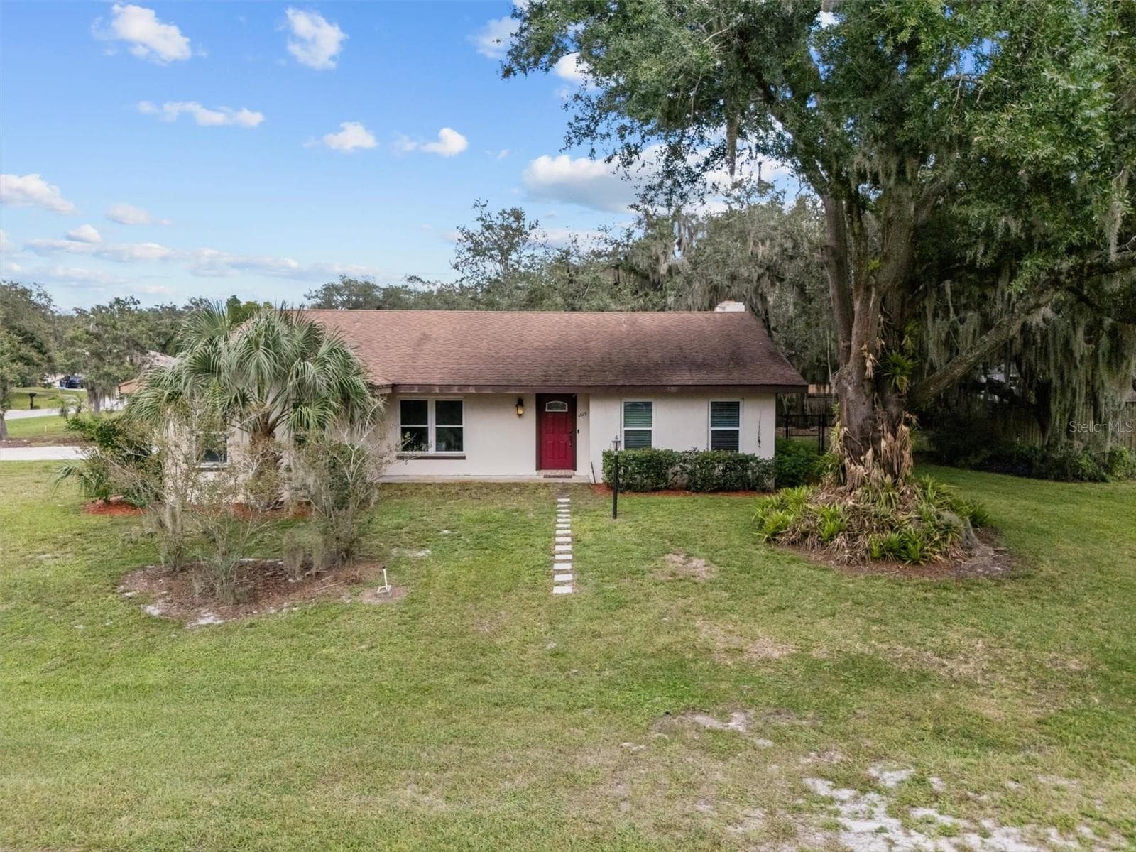 Large front yard - 4302 SHADOW WOOD LN, WINTER HAVEN