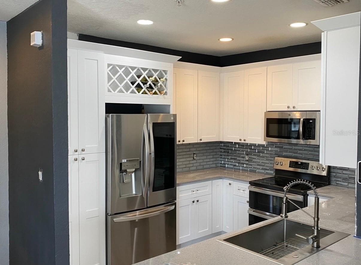 Townhouse at 2388 GRAND CENTRAL PKWY #8, ORLANDO, photo 2 of 14
