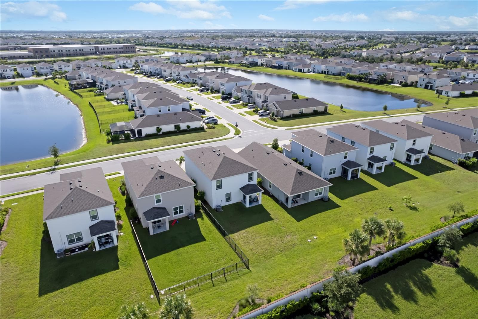 Single Family Residence at 3343 HILLTOP CIR, LAKEWOOD RANCH, photo 10 of 92