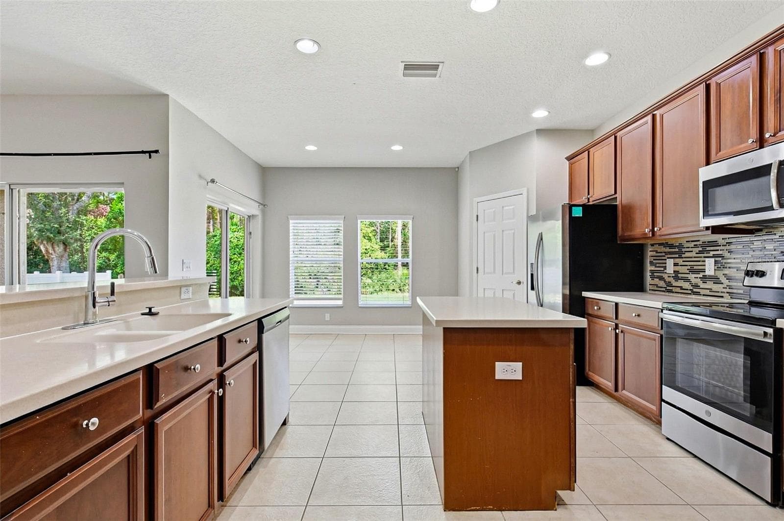 Single Family Residence at 11123 OYSTER BAY CIR, NEW PORT RICHEY, photo 18 of 49