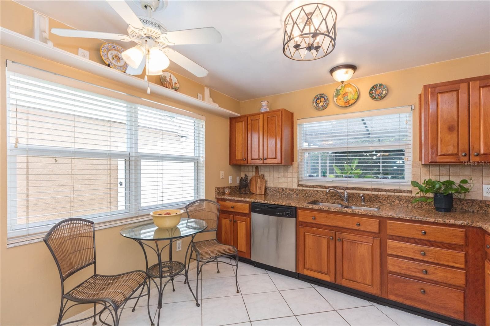 Kitchen w/eat-in space - 4932 CYPRESS TRACE DR, TAMPA