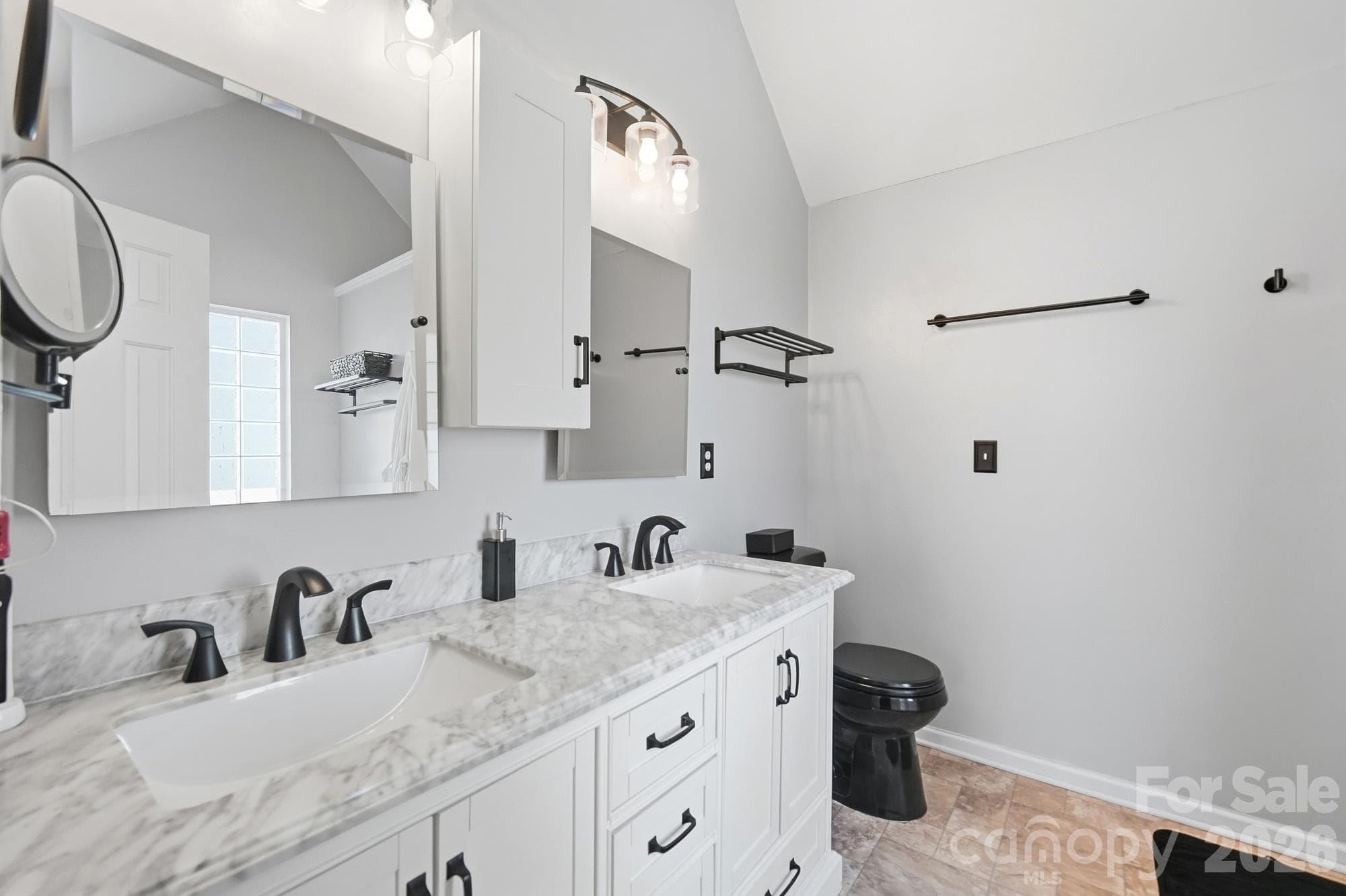 Single Family Residence at 623 Finborough Court, Charlotte, photo 5 of 37
