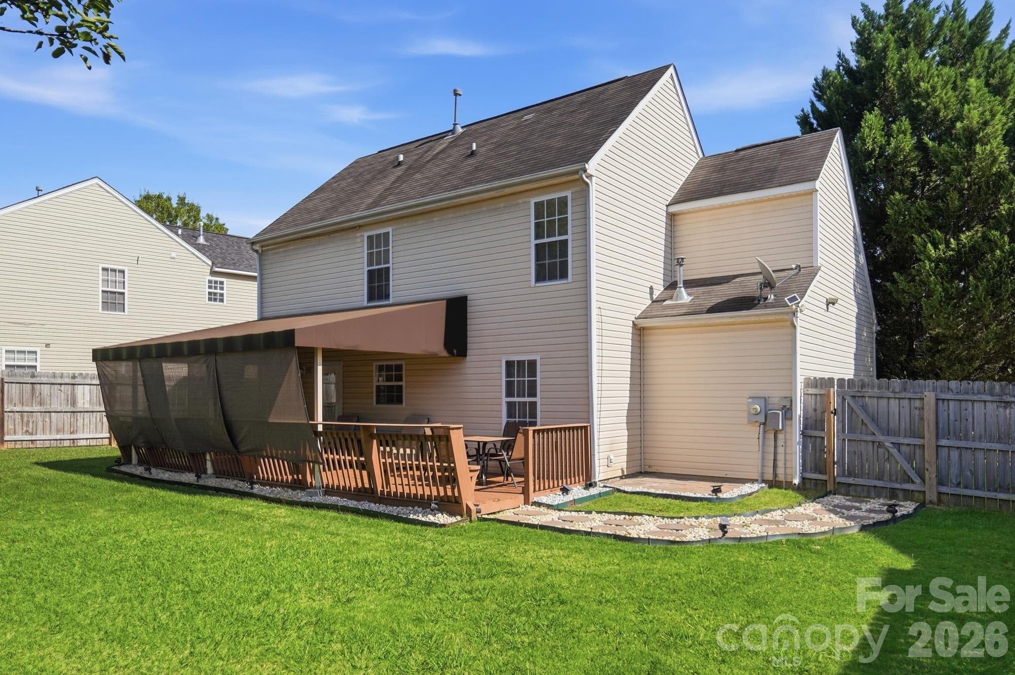 Single Family Residence at 623 Finborough Court, Charlotte, photo 8 of 37