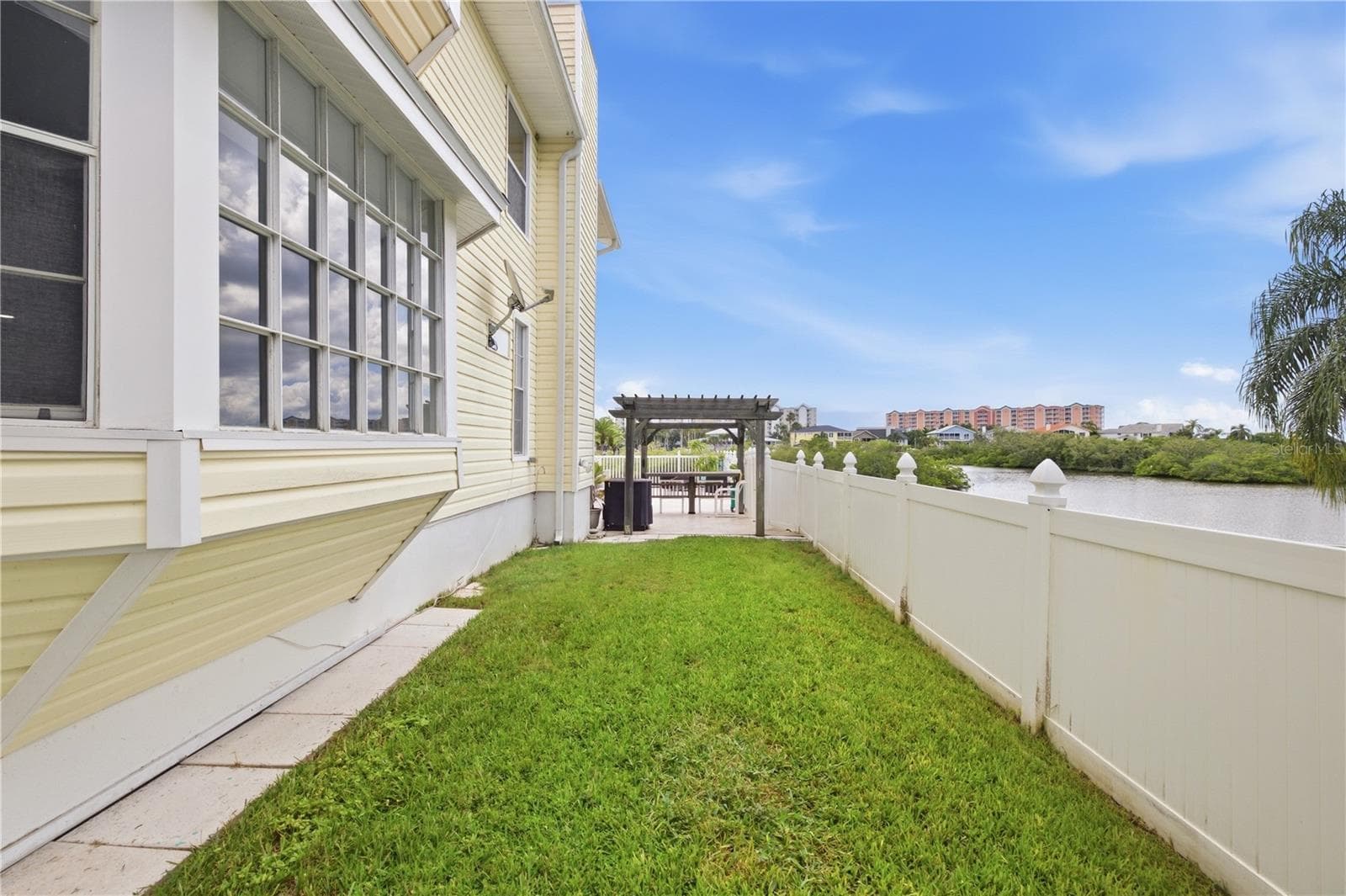 Side Yard and fencing along the side. - 6244 SPOONBILL DR, NEW PORT RICHEY