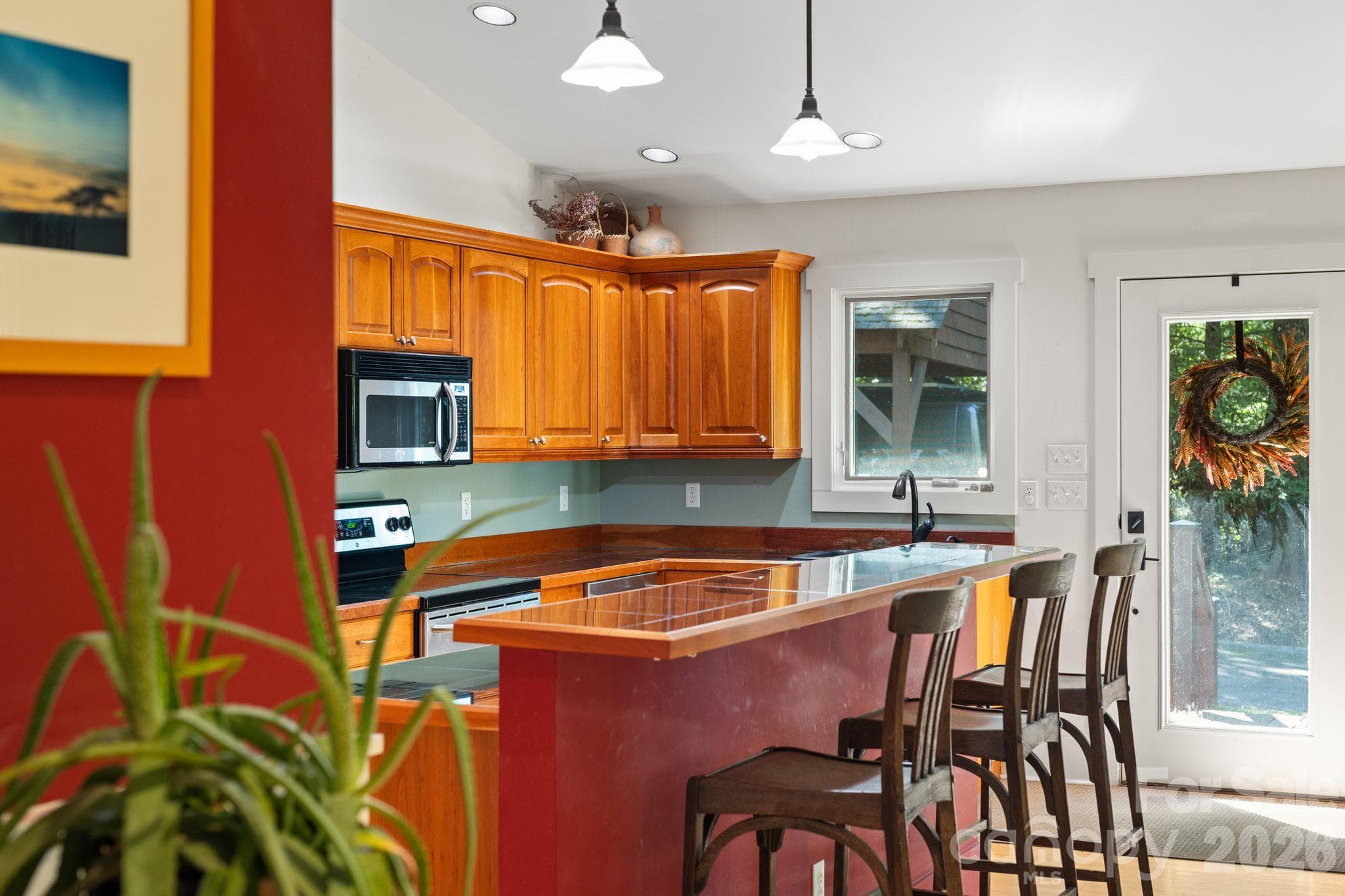 Breakfast bar seating for casual meals - 179 Woodlyn Etch Drive, Hendersonville