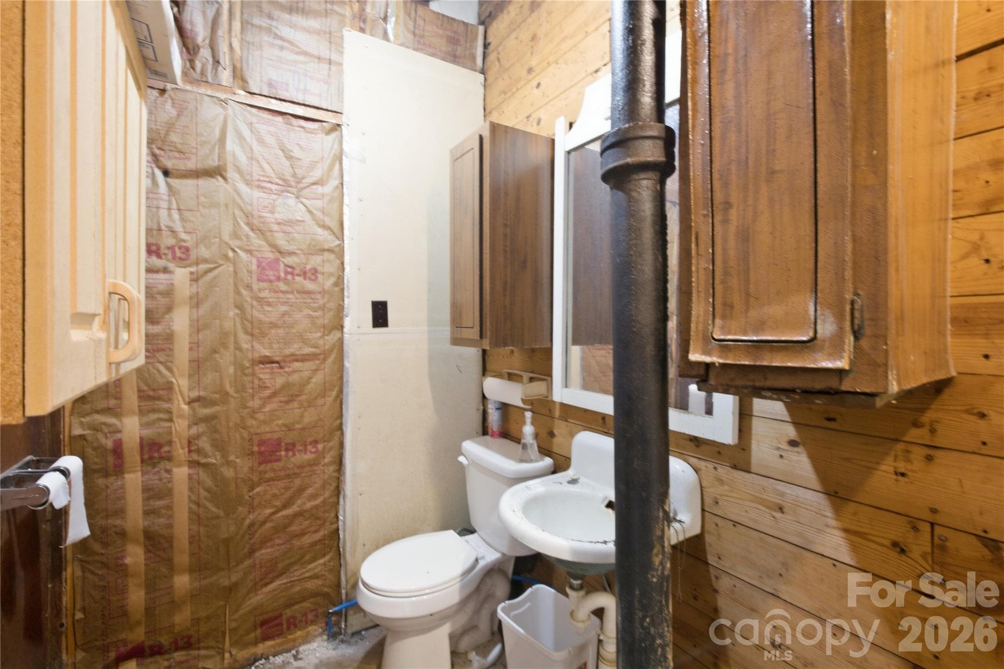 Half bathroom in detached garage - 217 23rd Street NW, Hickory