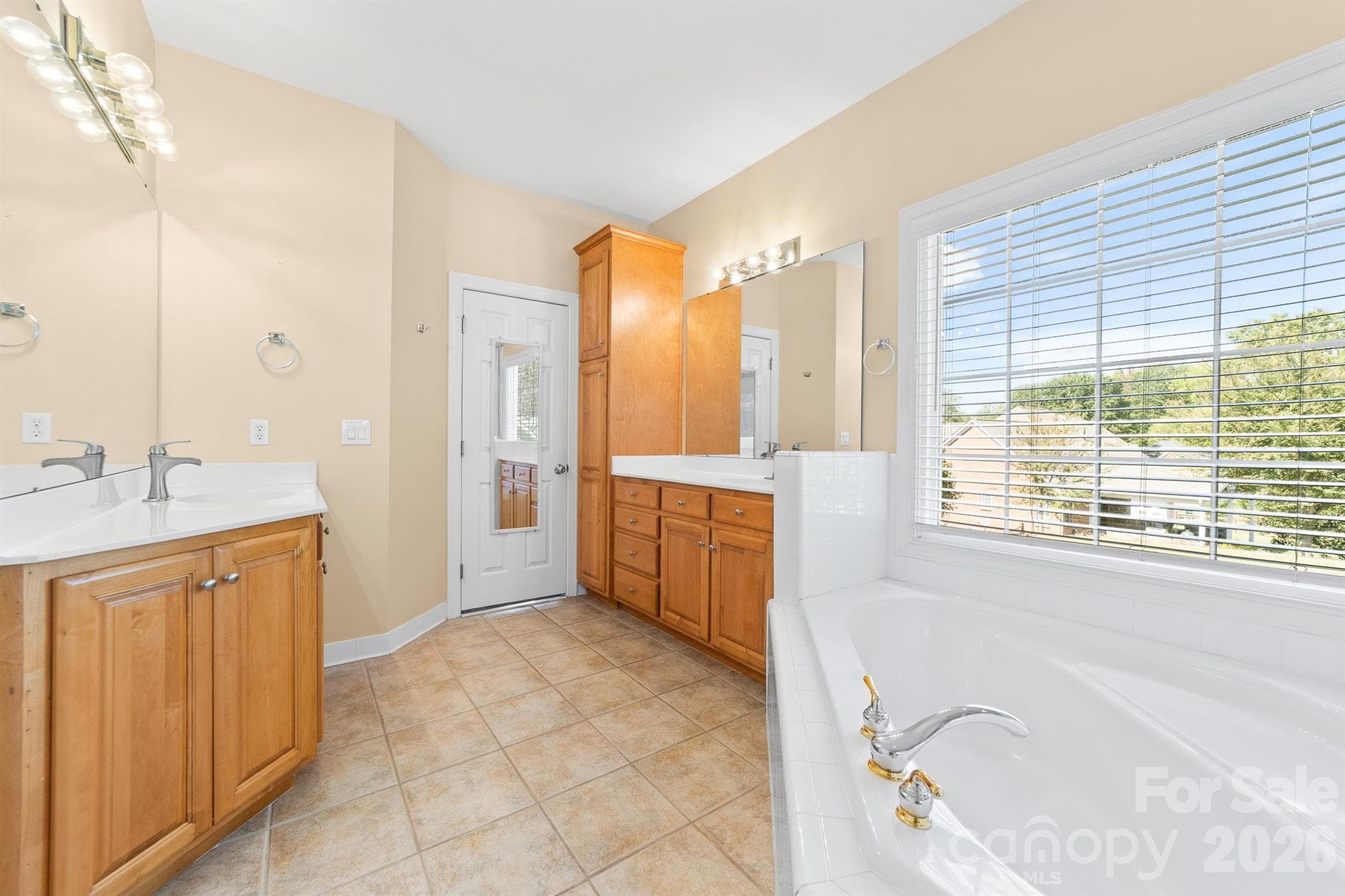 Separate vanities and soaker tub - 4014 Belle Meade Circle, Belmont