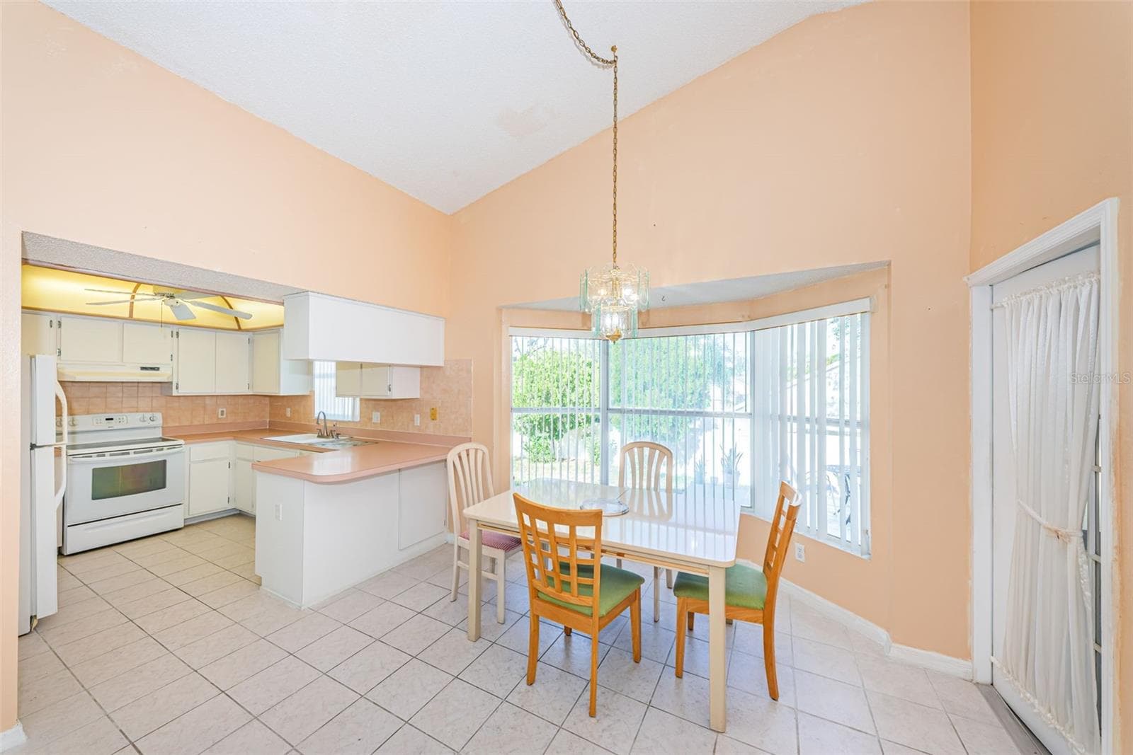 Light Bright Kitchen - 812 HIGH POINT CT, TARPON SPRINGS