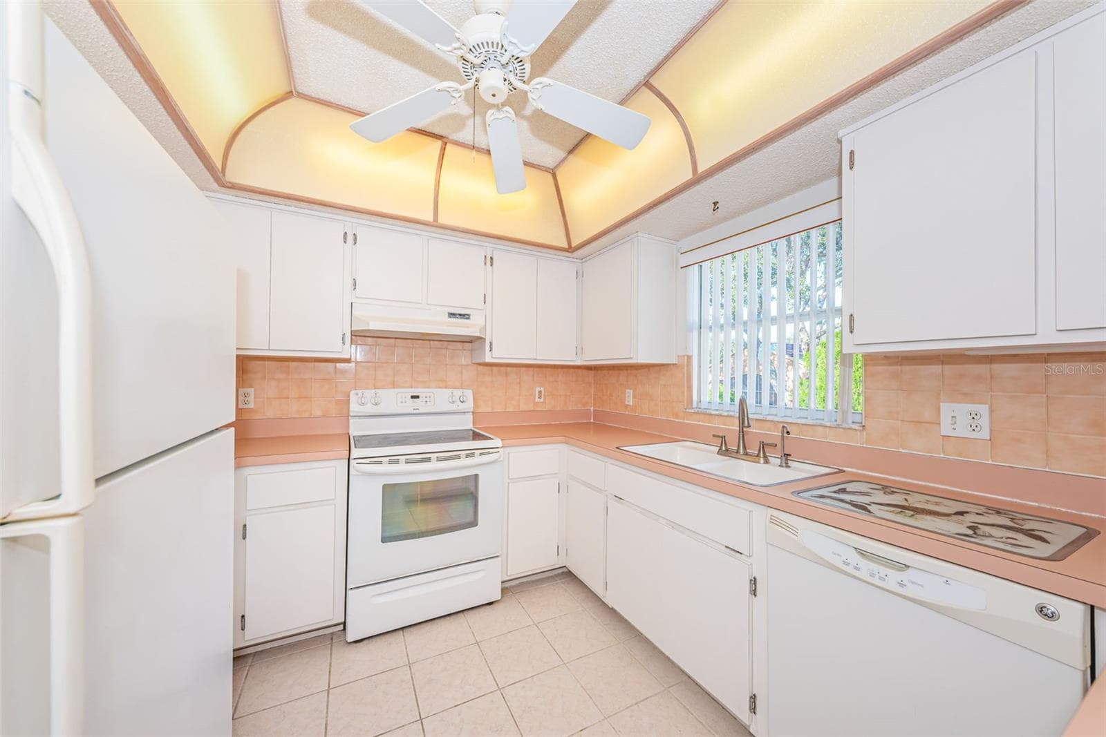 Kitchen Sink window with backyard view - 812 HIGH POINT CT, TARPON SPRINGS