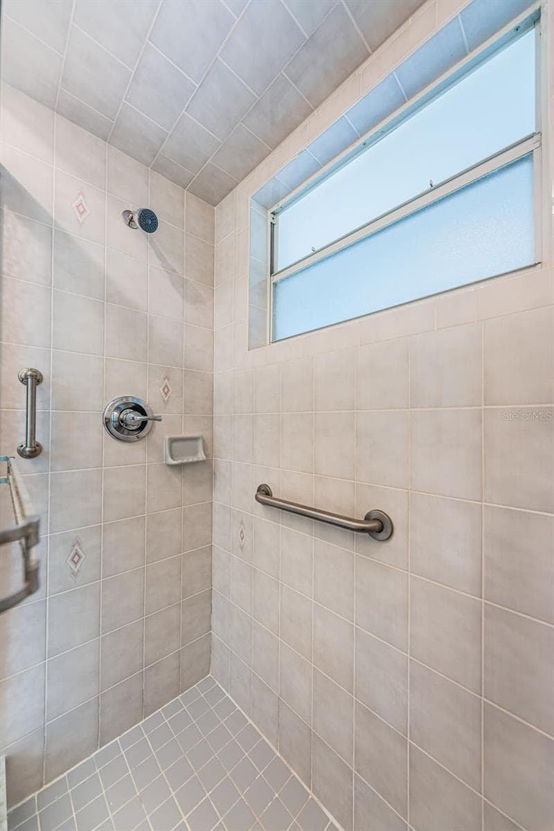 Primary Suite walk in shower - 812 HIGH POINT CT, TARPON SPRINGS