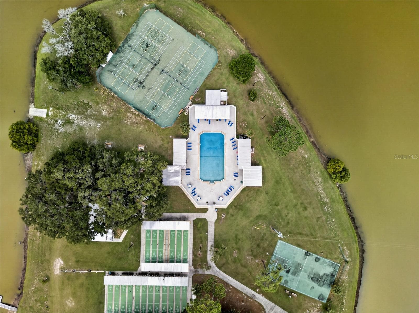 The Island houses the community pool, shuffle board courts, tennis/pickle ball courts, basketball, horseshoe pits, and occasional cookouts. - 4409 CLUB CIR, LAKE WALES
