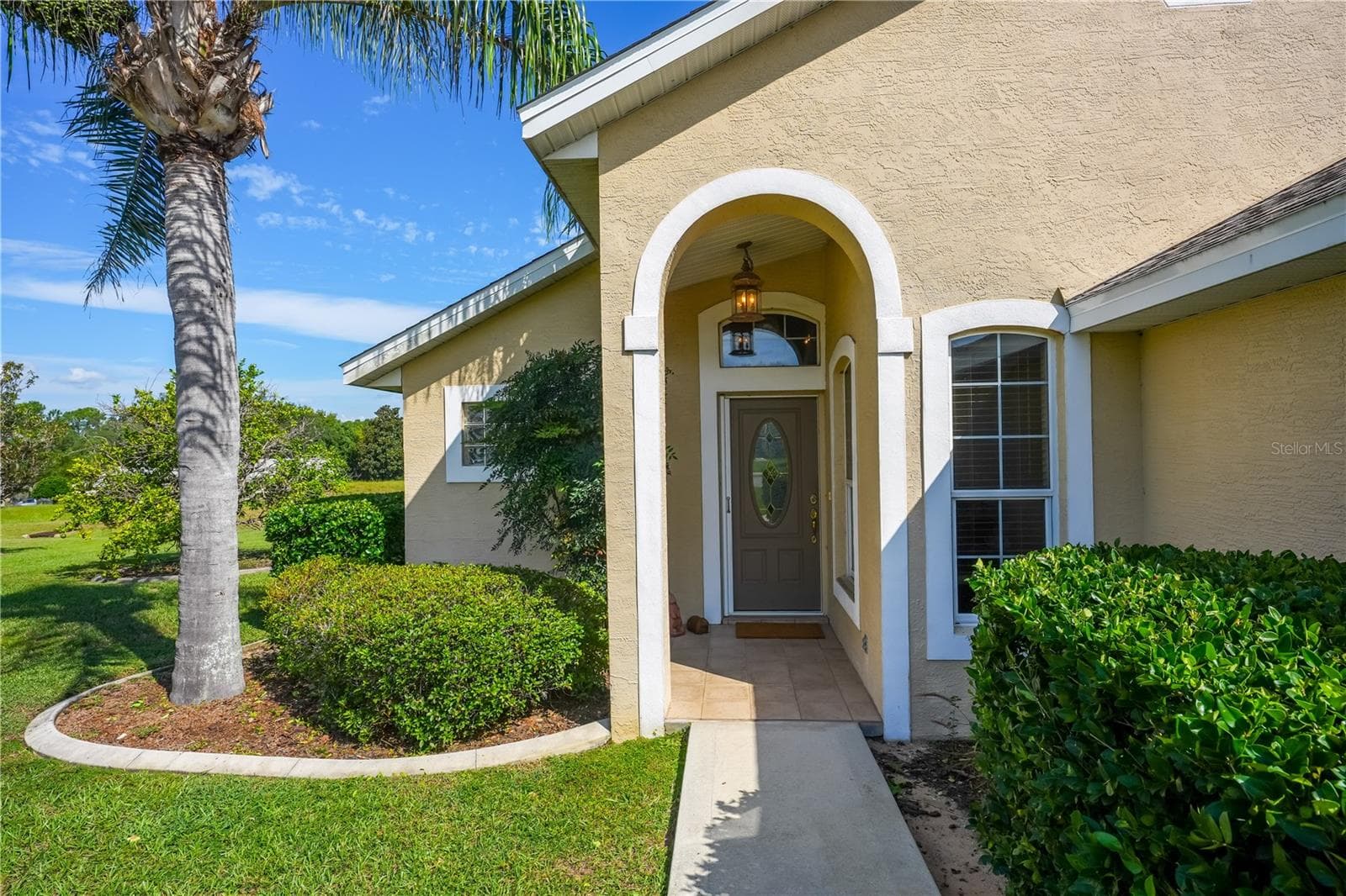 Covered entry - 90 GOLFVIEW CIR, UMATILLA