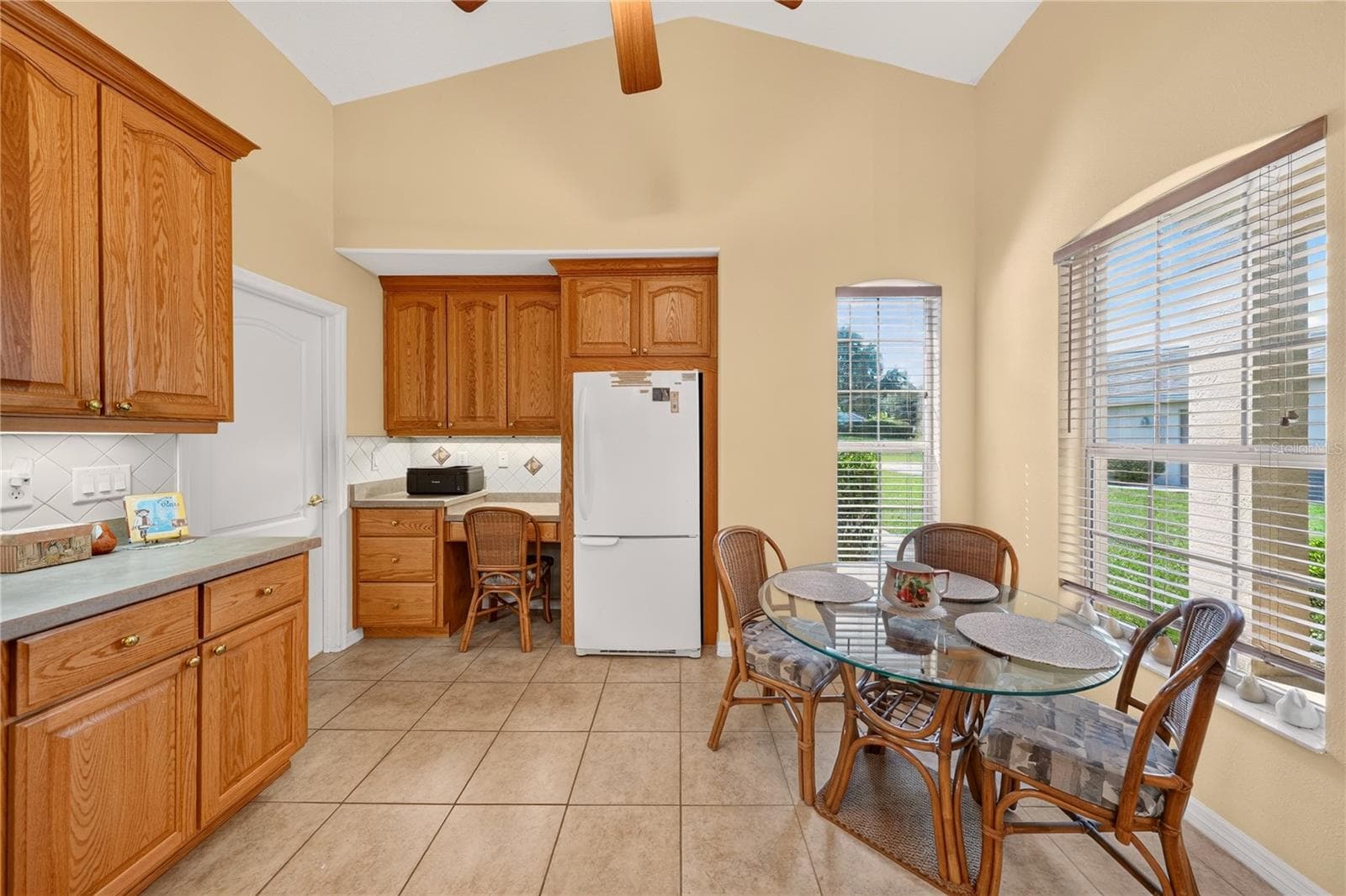 Built-in desk for coffee bar or charging station - 90 GOLFVIEW CIR, UMATILLA