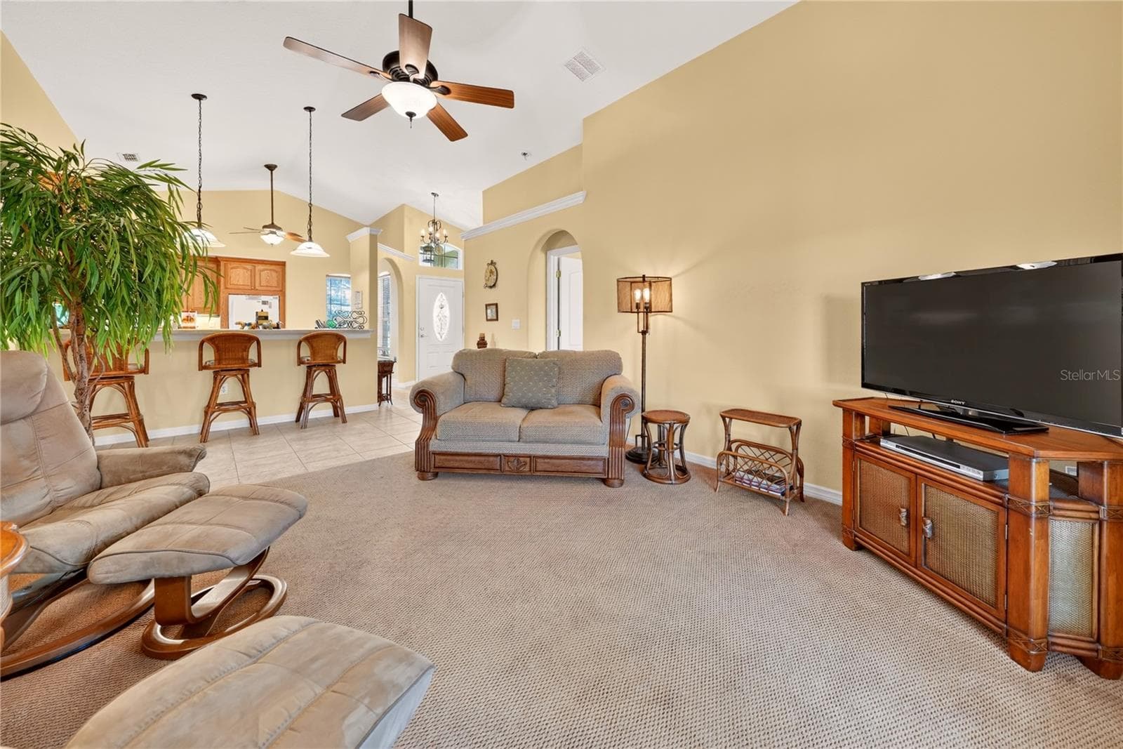 Living room - 90 GOLFVIEW CIR, UMATILLA