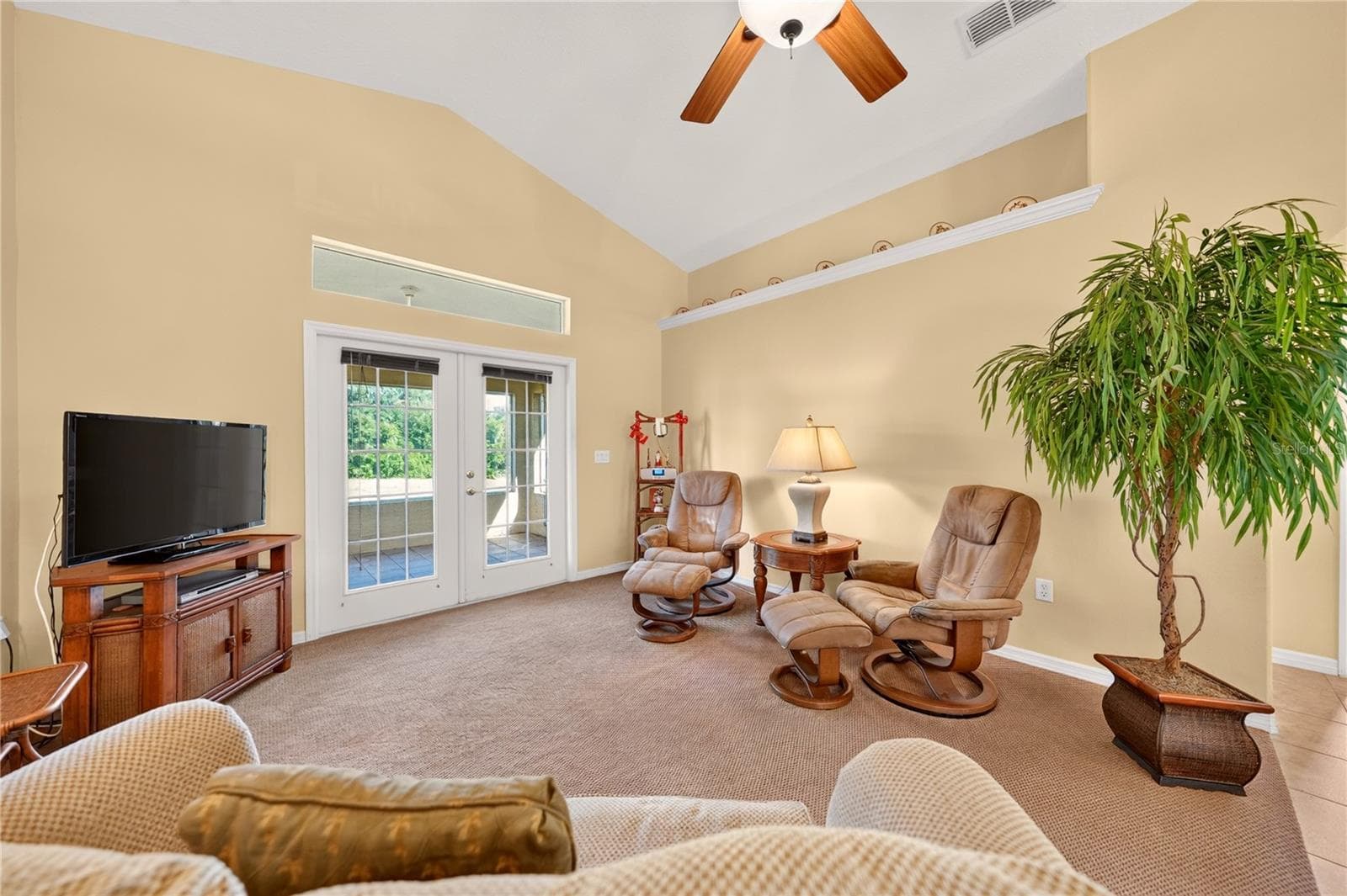 High vaulted ceilings - 90 GOLFVIEW CIR, UMATILLA