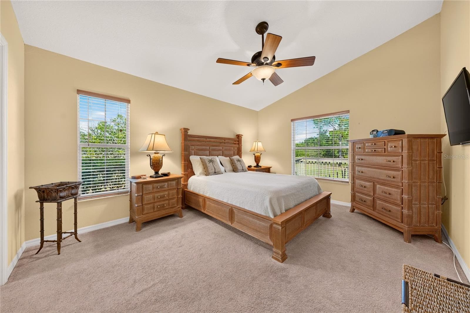 Spacious primary bedroom - 90 GOLFVIEW CIR, UMATILLA