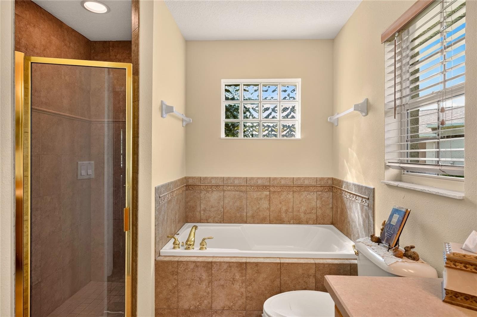 Soaking tub & walk-in shower - 90 GOLFVIEW CIR, UMATILLA