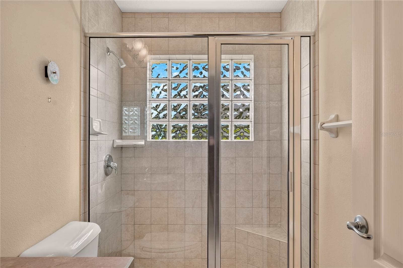 Walk-in shower - 90 GOLFVIEW CIR, UMATILLA