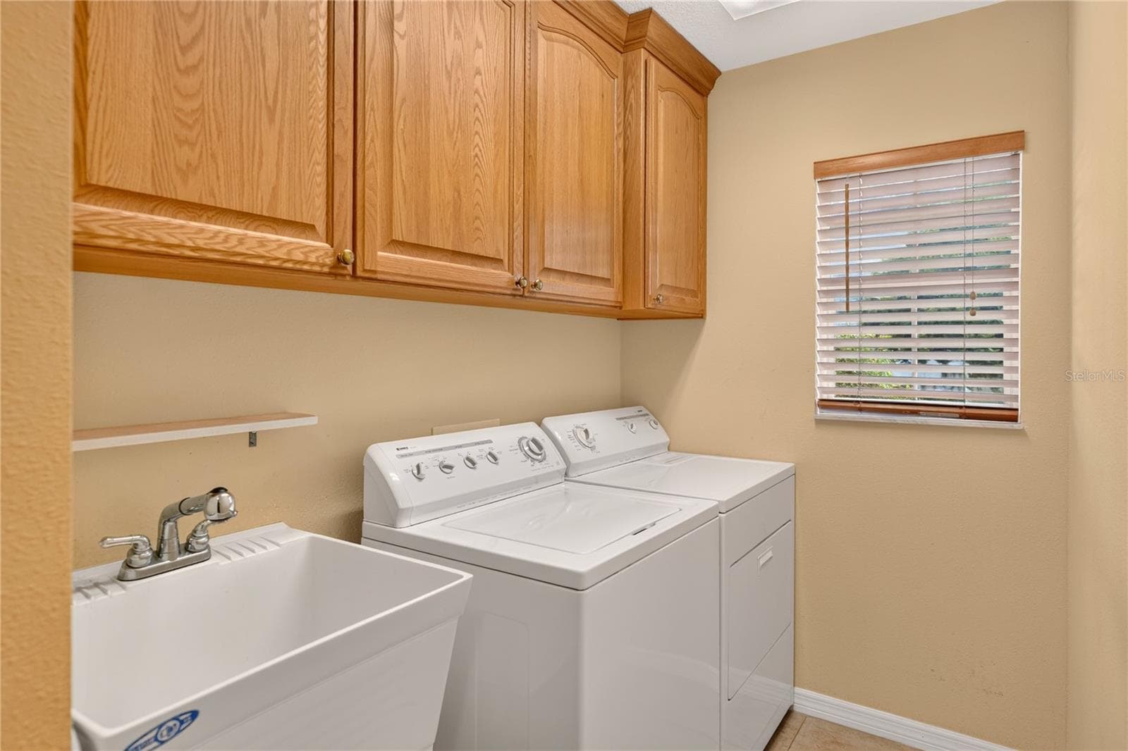 Indoor laundry room - 90 GOLFVIEW CIR, UMATILLA