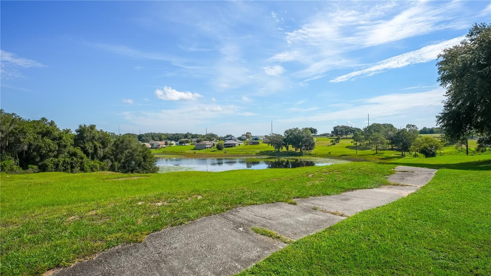 Walking trails accessible from backyard - 90 GOLFVIEW CIR, UMATILLA