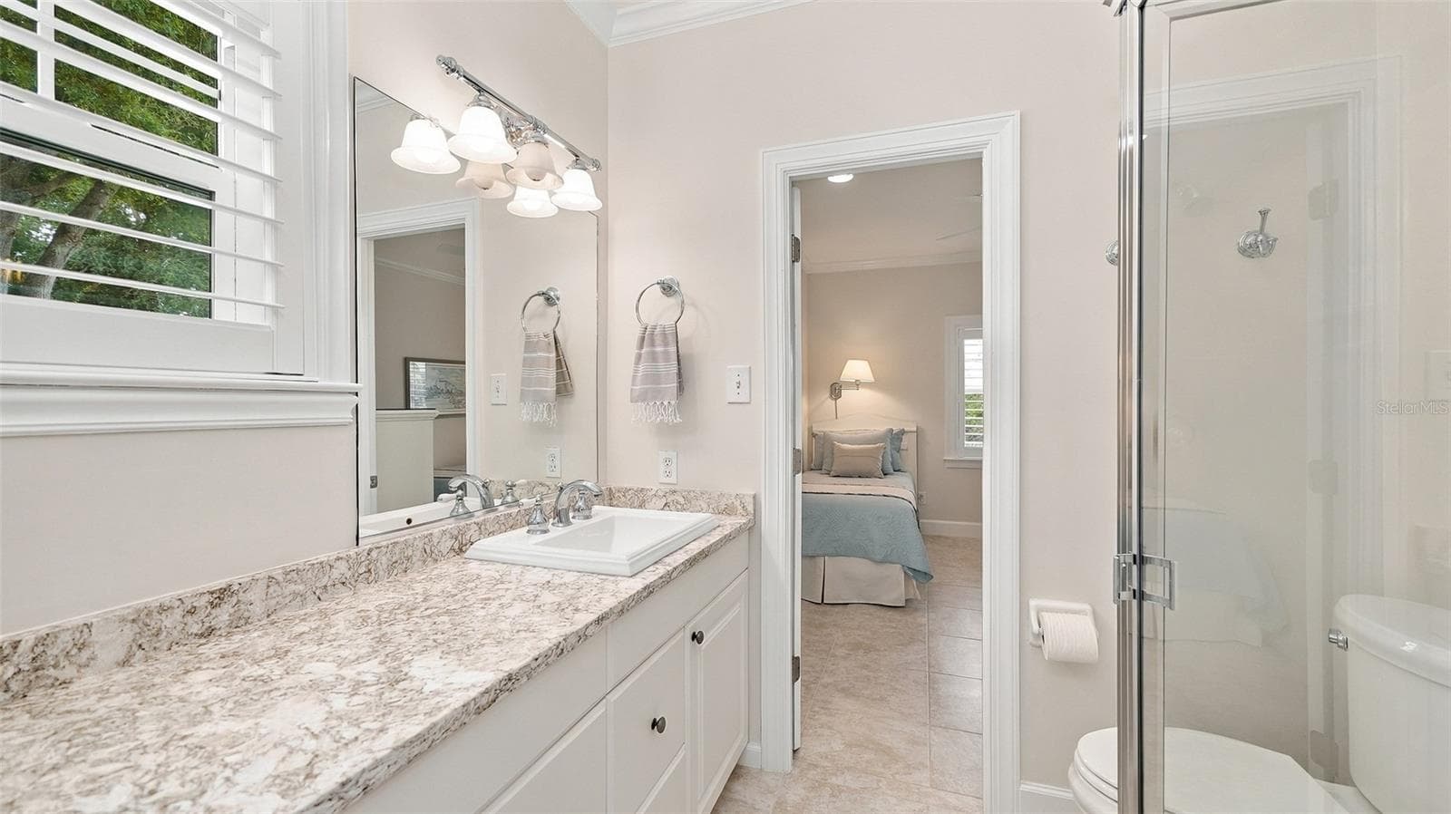 Shared ensuite bed 3 & 4 - 640 GRANADA AVE, VENICE