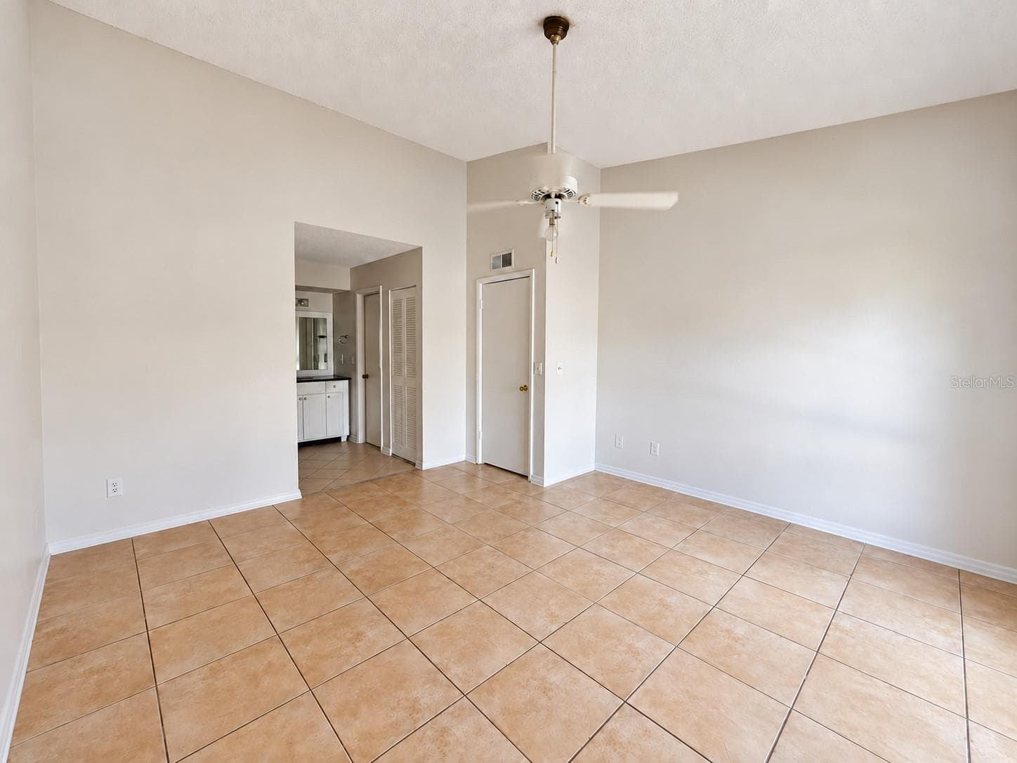 Primary bedroom with linen closet. - 2527 CITRUS CLUB LN #3904, ORLANDO