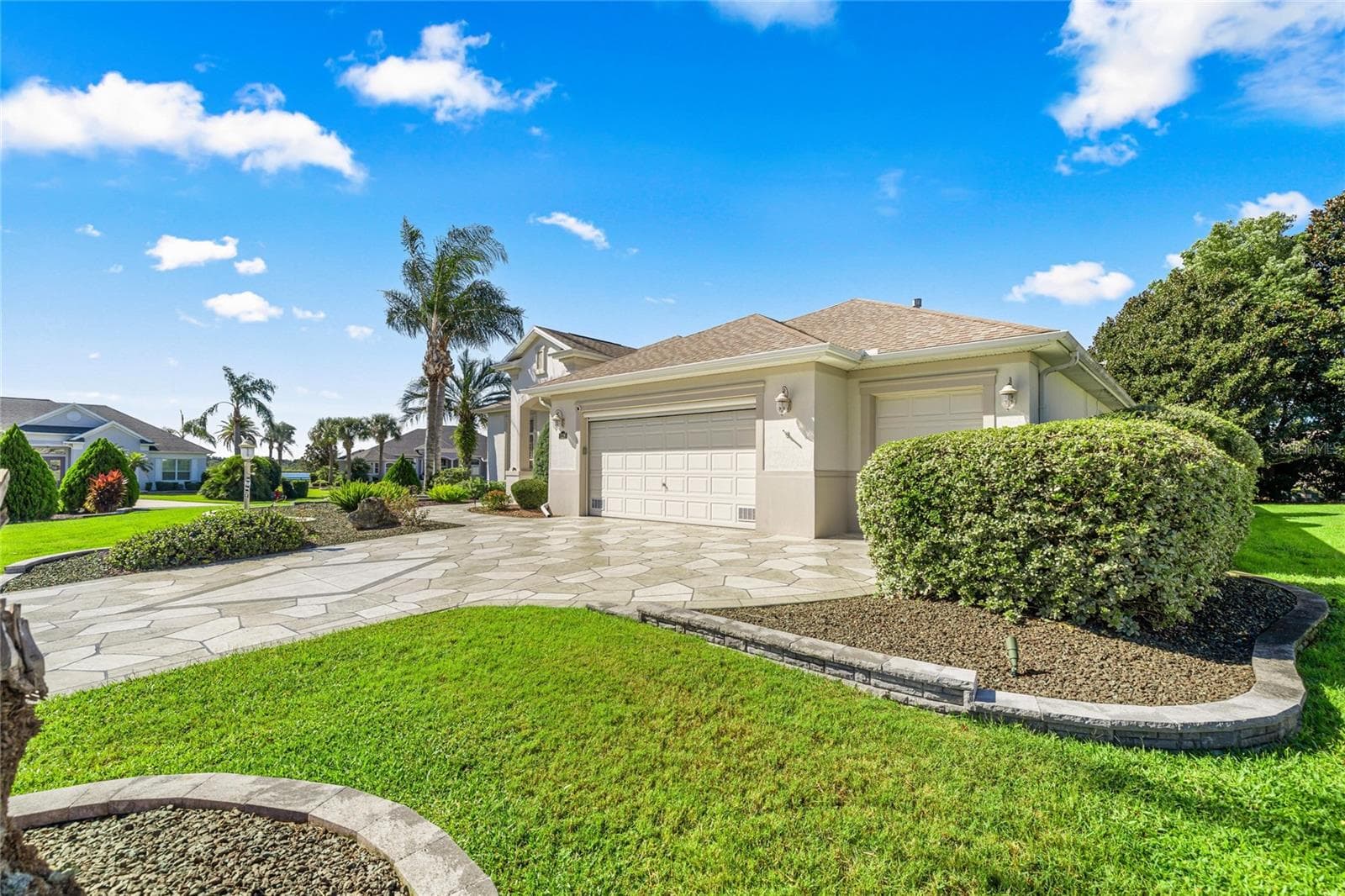 ST. CHARLES PREMIER POOL HOME. - 1126 MIONA SHORES DR, THE VILLAGES